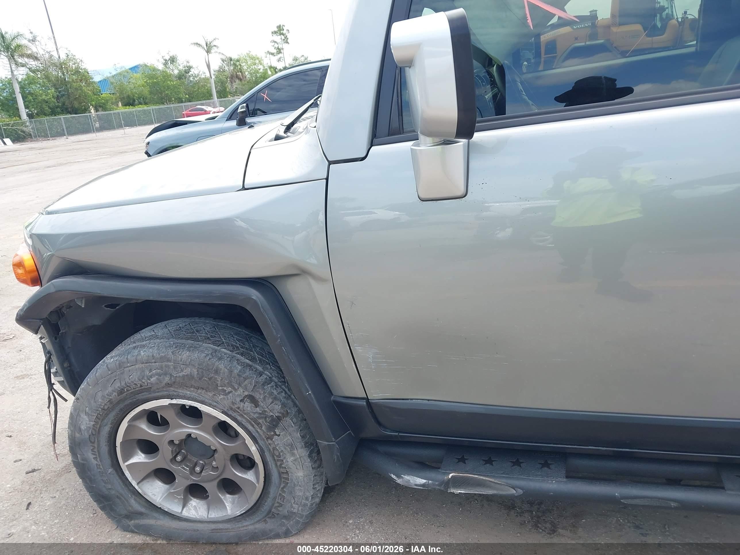 2012 Toyota Fj Cruiser   Silver vin: JTEBU4BF0CK118544