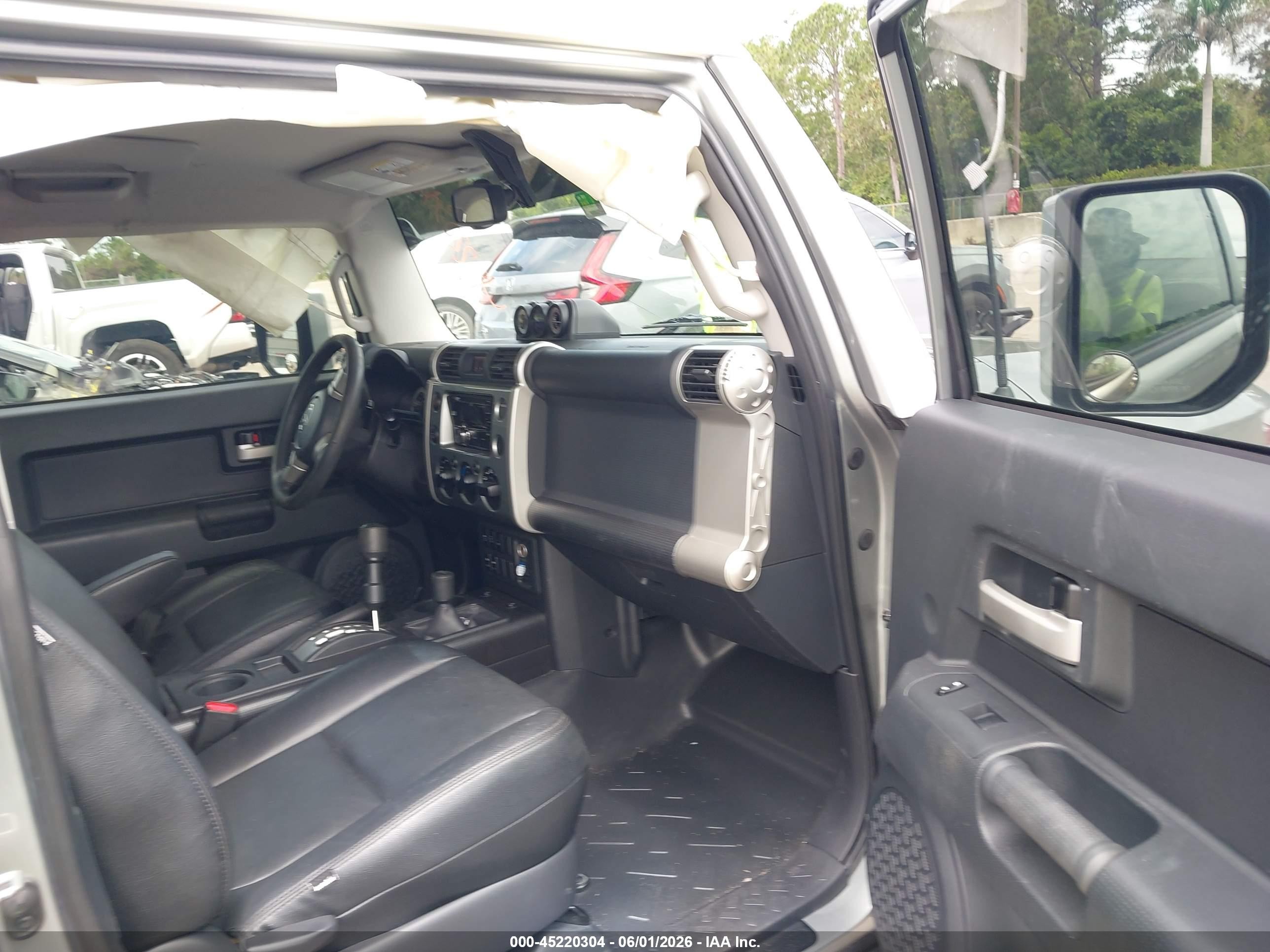 2012 Toyota Fj Cruiser   Silver vin: JTEBU4BF0CK118544