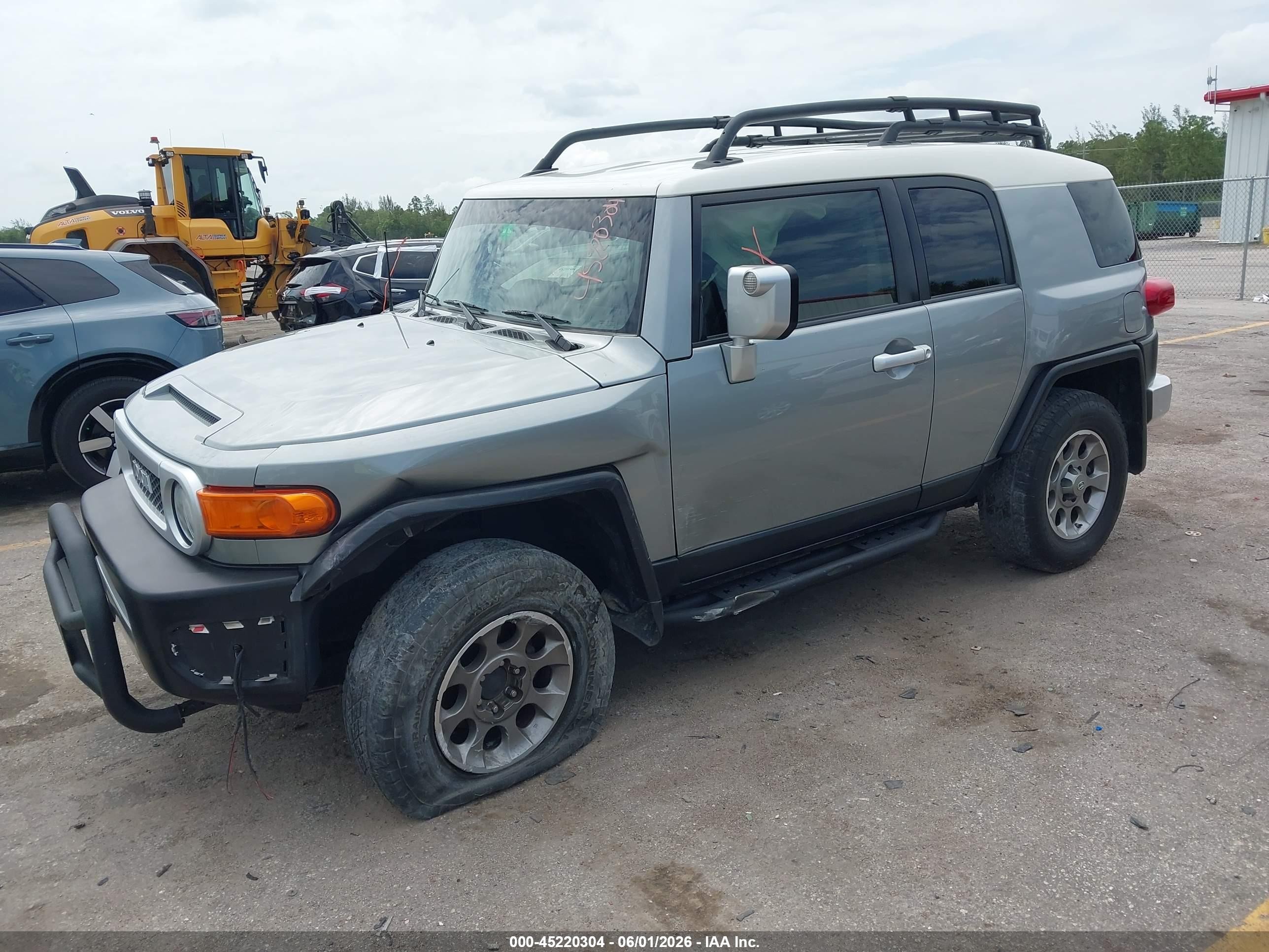 2012 Toyota Fj Cruiser   Silver vin: JTEBU4BF0CK118544