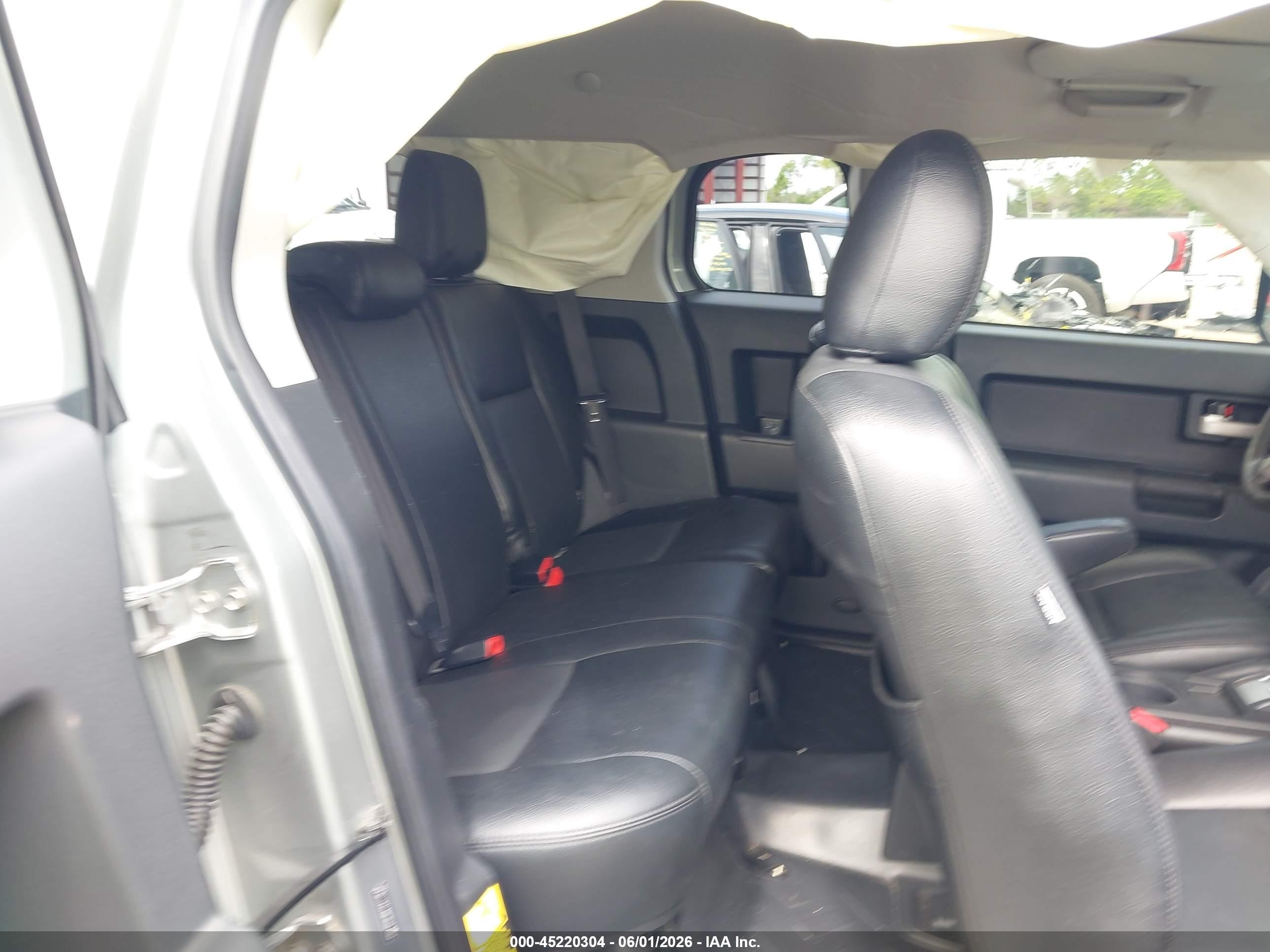 2012 Toyota Fj Cruiser   Silver vin: JTEBU4BF0CK118544