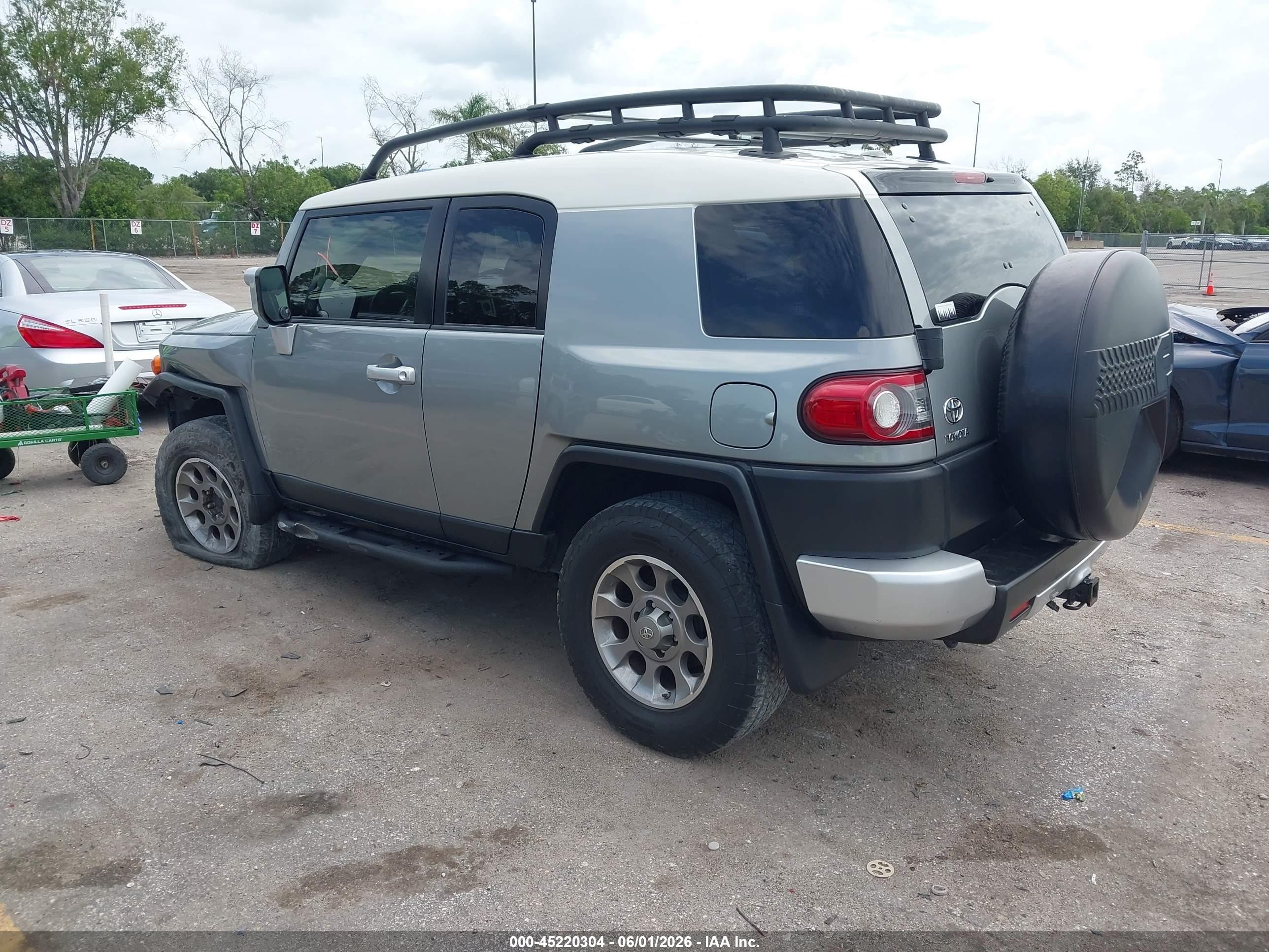 2012 Toyota Fj Cruiser   Silver vin: JTEBU4BF0CK118544