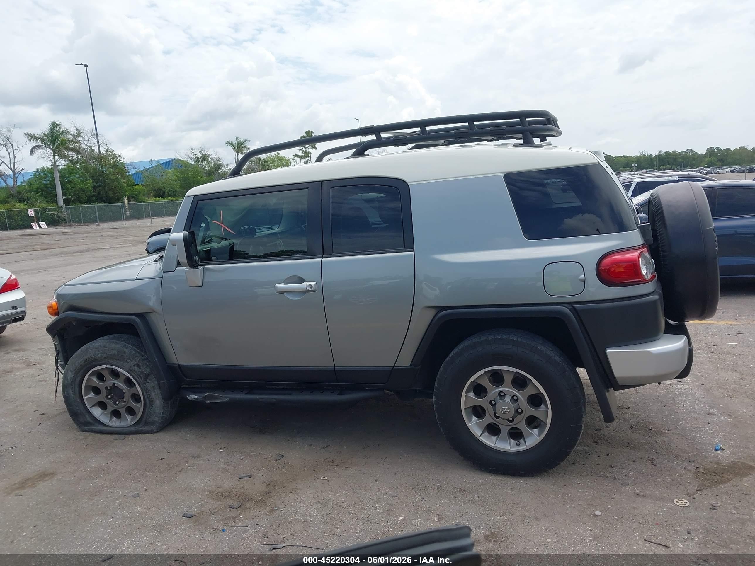 2012 Toyota Fj Cruiser   Silver vin: JTEBU4BF0CK118544