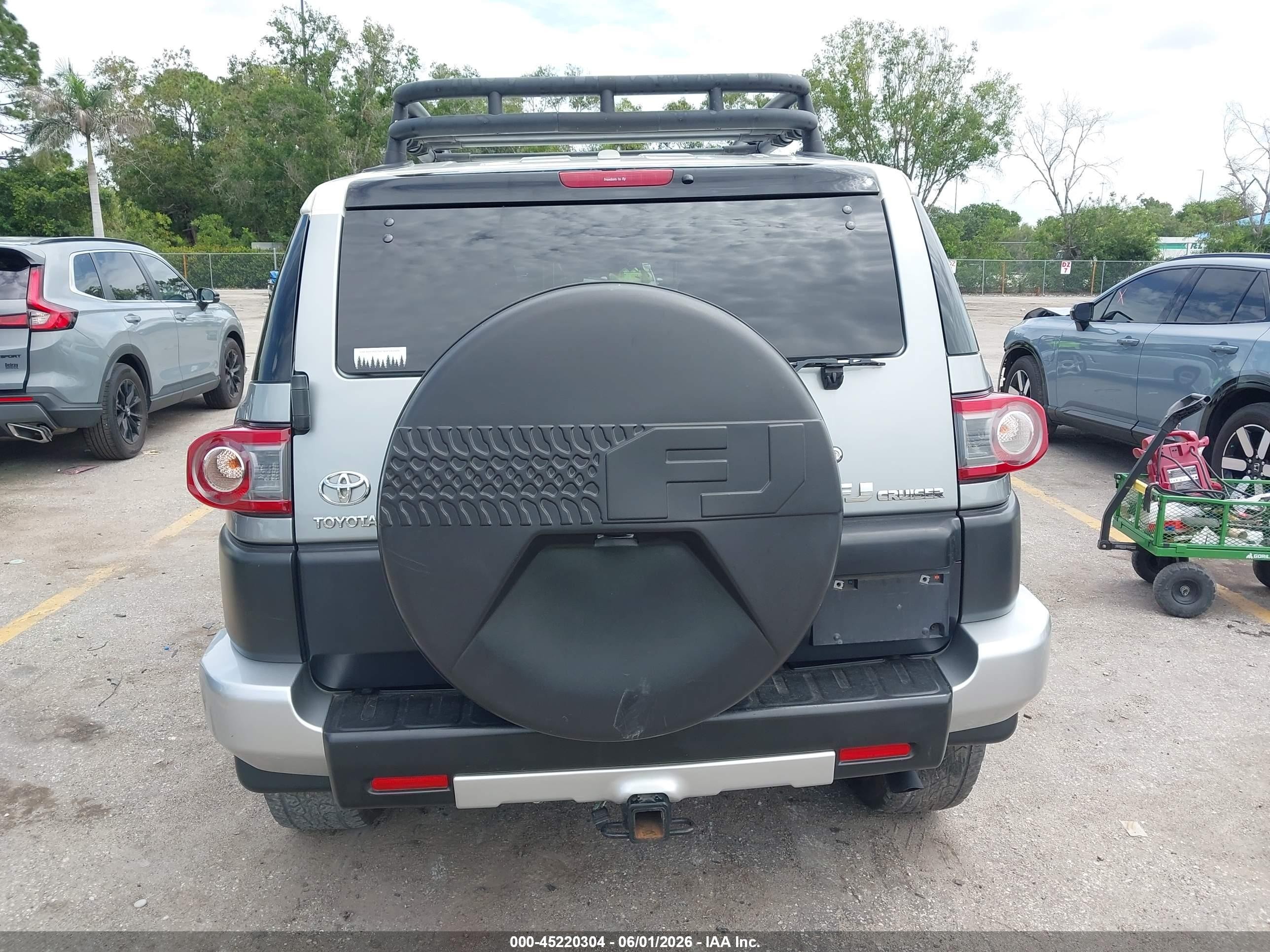2012 Toyota Fj Cruiser   Silver vin: JTEBU4BF0CK118544