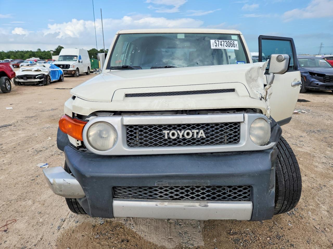 2014 Toyota Fj Cruiser Base White vin: JTEBU4BF0EK181792