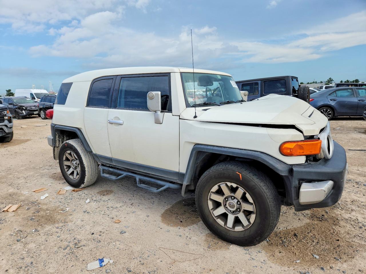 2014 Toyota Fj Cruiser Base White vin: JTEBU4BF0EK181792