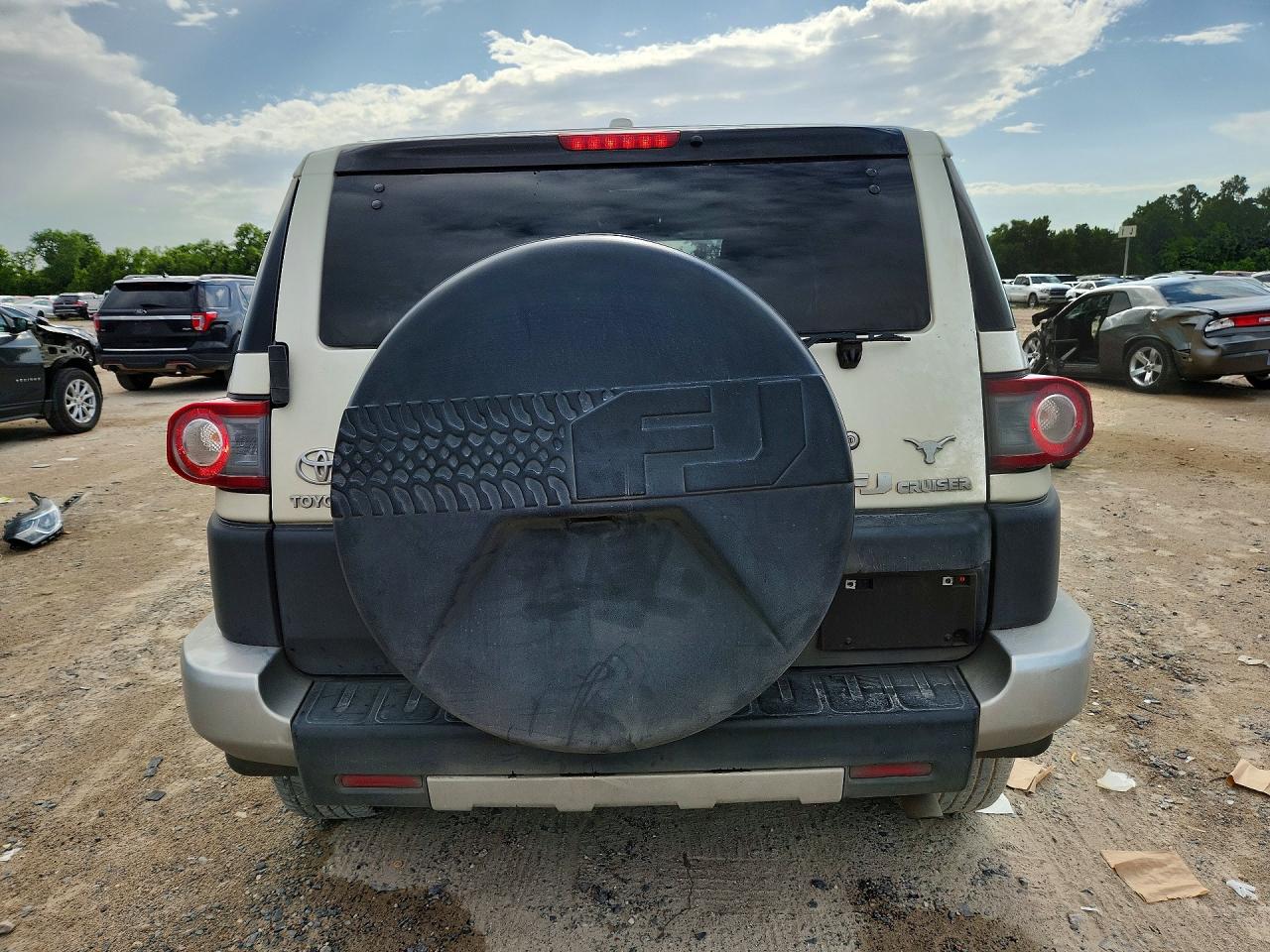 2014 Toyota Fj Cruiser Base White vin: JTEBU4BF0EK181792