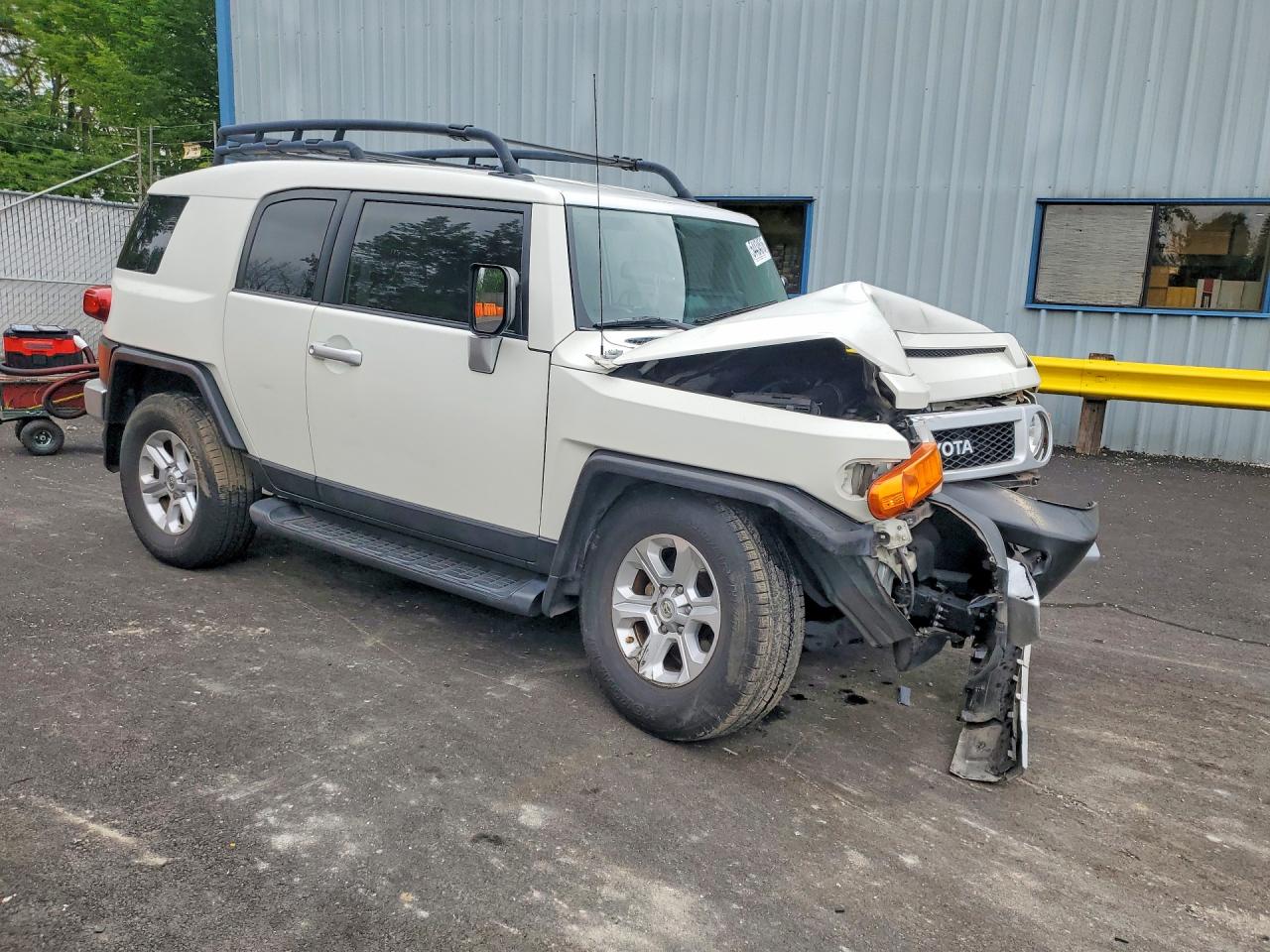 2014 Toyota Fj Cruiser Base White vin: JTEBU4BF0EK182599