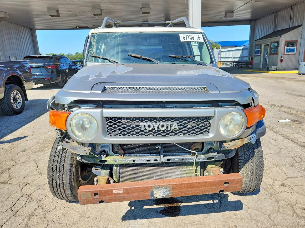 2011 Toyota Fj Cruiser Base Silver vin: JTEBU4BF1BK100620