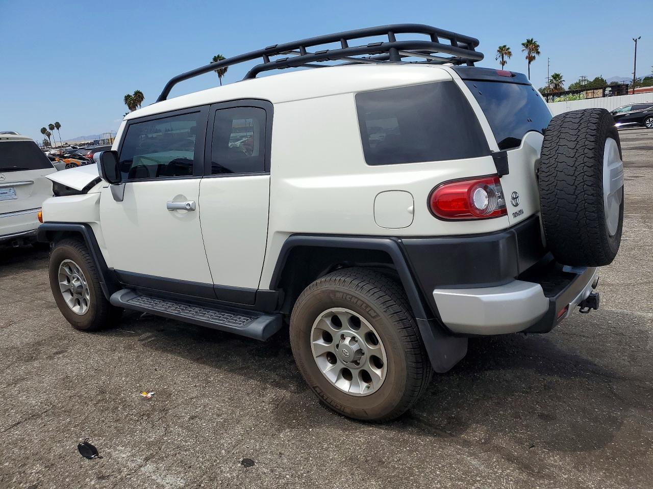 2012 Toyota Fj Cruiser Base White vin: JTEBU4BF1CK124384
