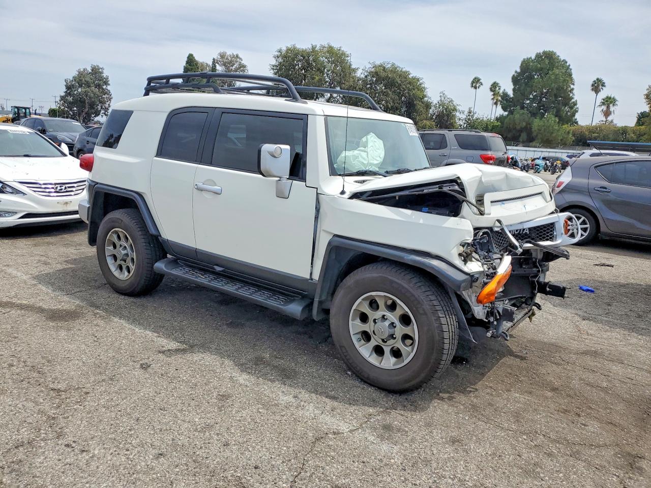 2012 Toyota Fj Cruiser Base White vin: JTEBU4BF1CK124384