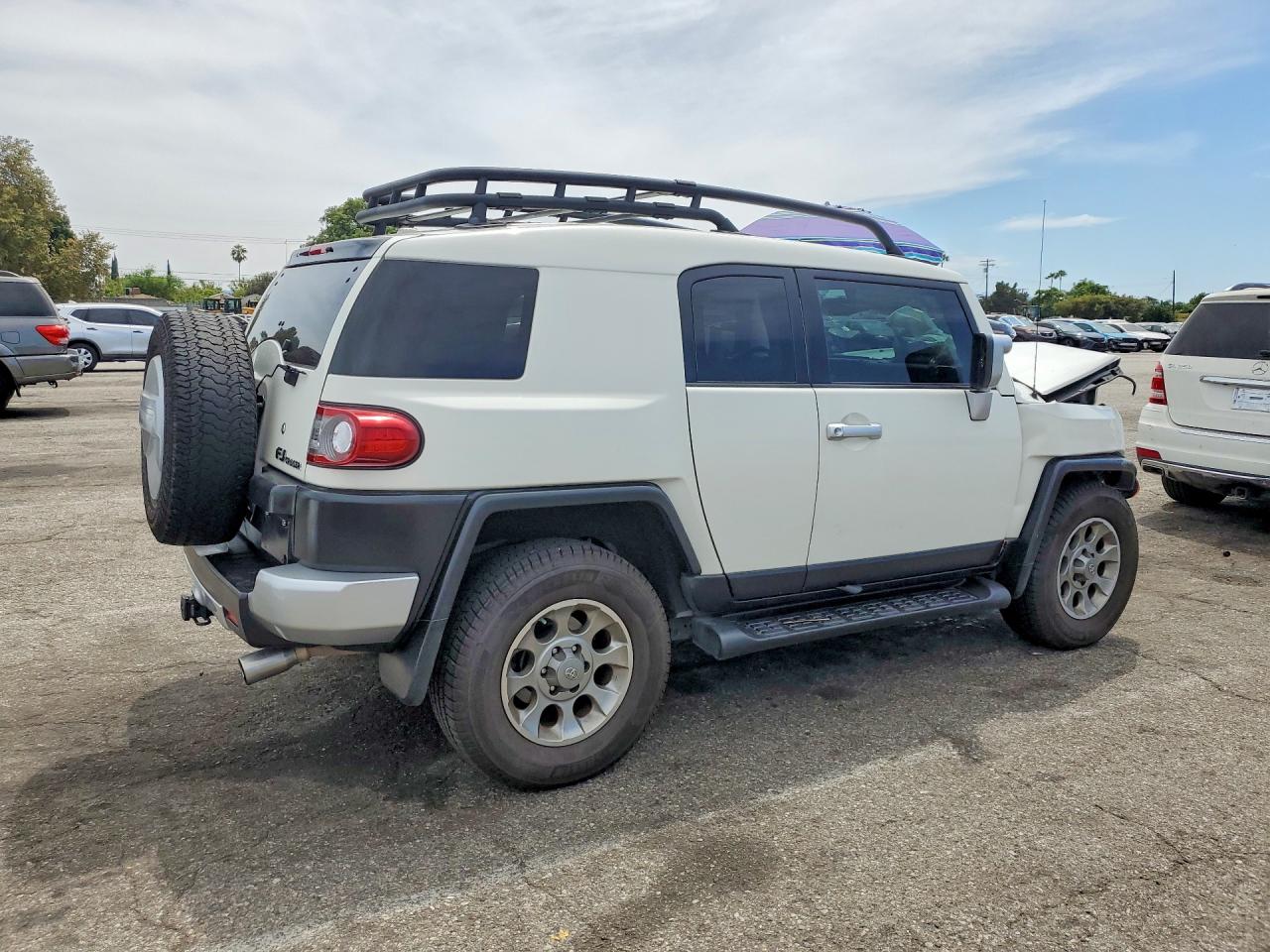 2012 Toyota Fj Cruiser Base White vin: JTEBU4BF1CK124384