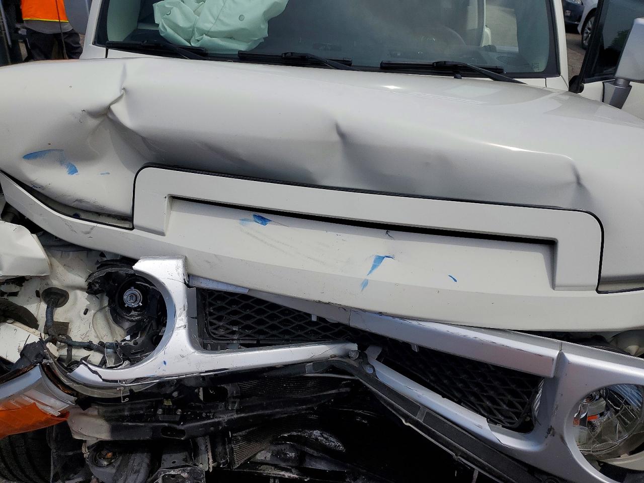 2012 Toyota Fj Cruiser Base White vin: JTEBU4BF1CK124384