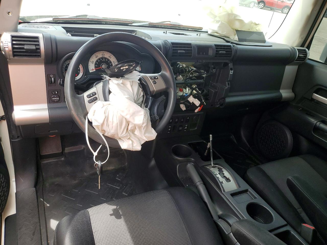 2012 Toyota Fj Cruiser Base White vin: JTEBU4BF1CK124384