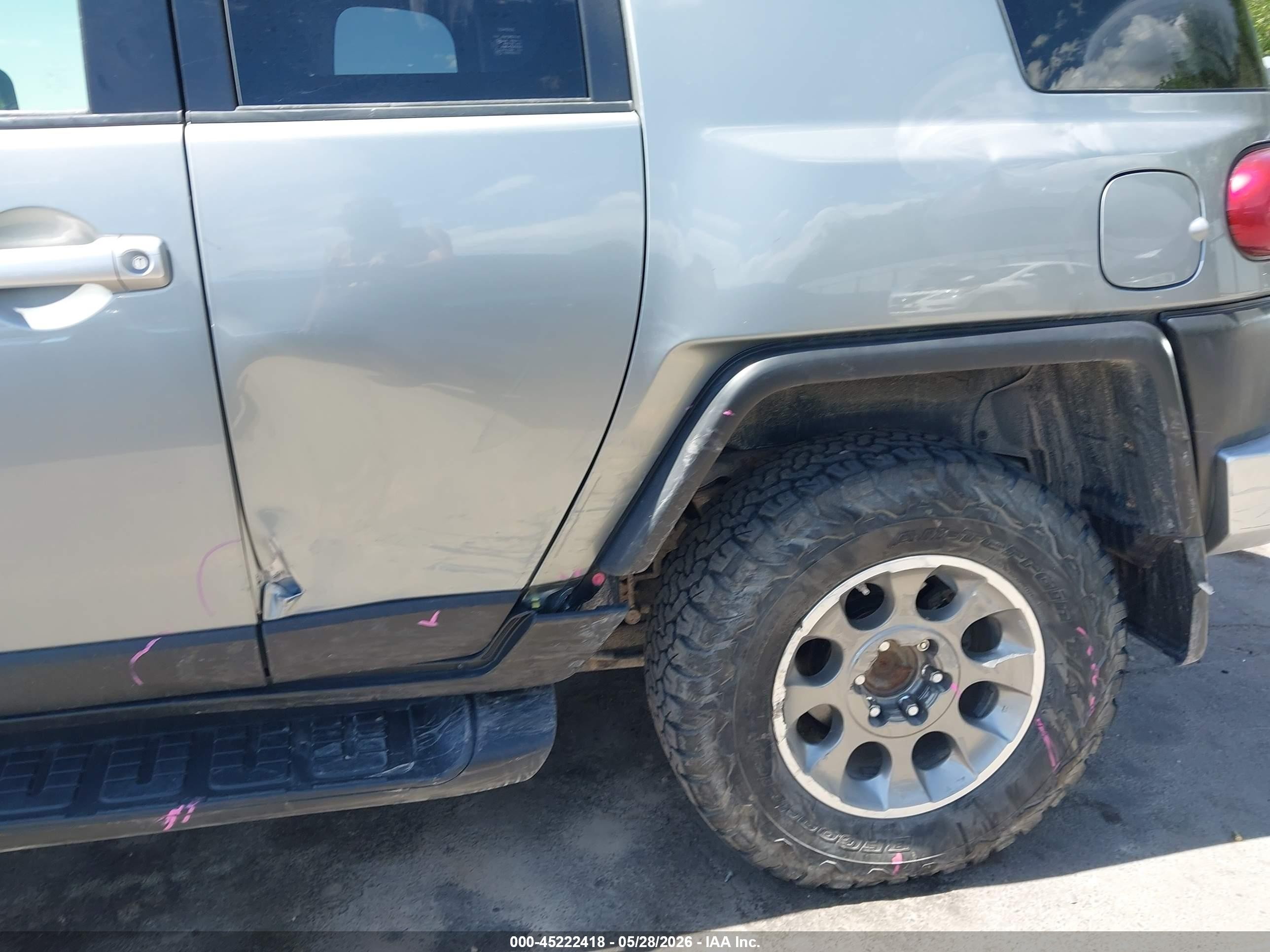 2012 Toyota Fj Cruiser   Silver vin: JTEBU4BF1CK138317