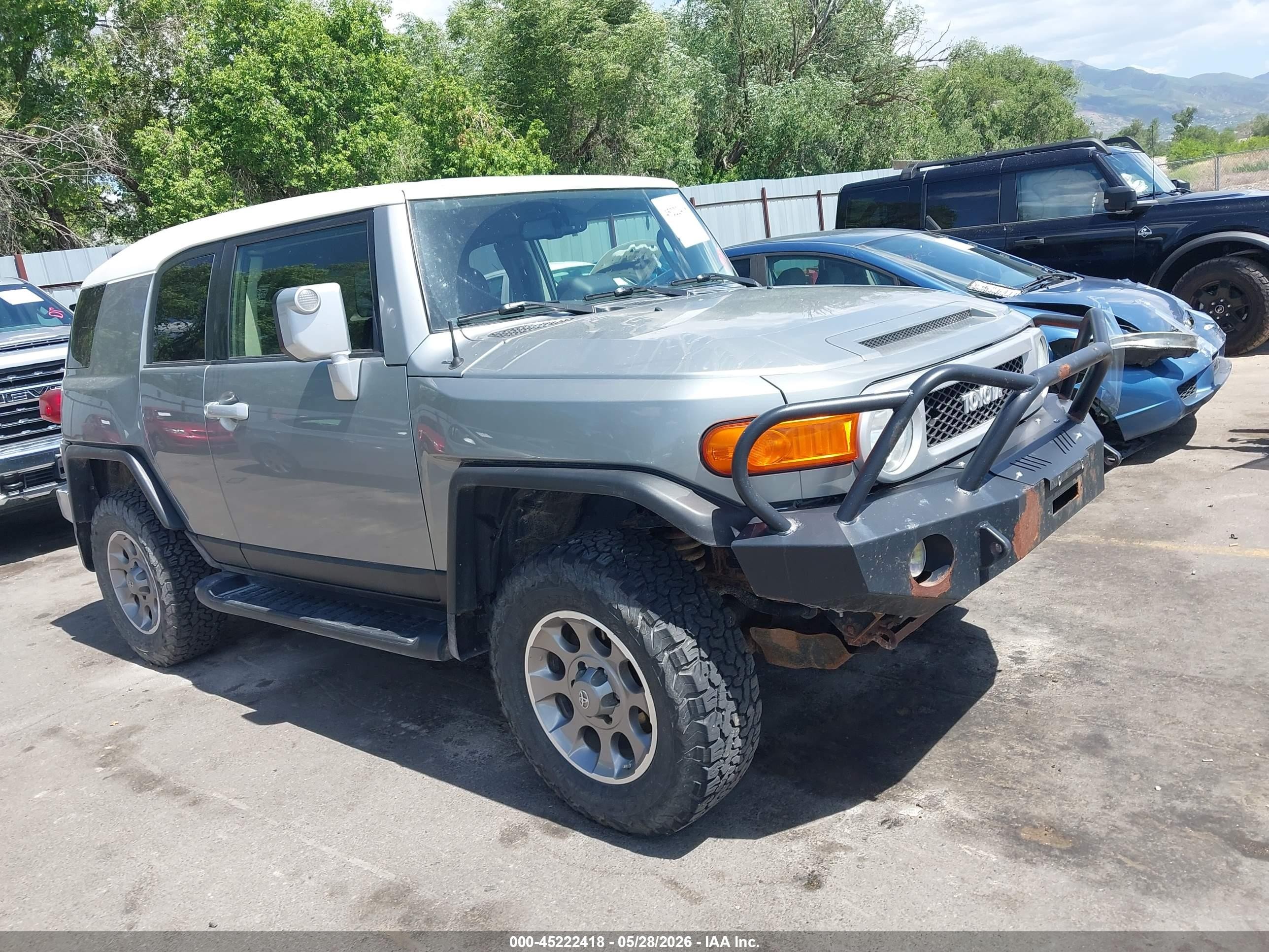 2012 Toyota Fj Cruiser   Silver vin: JTEBU4BF1CK138317