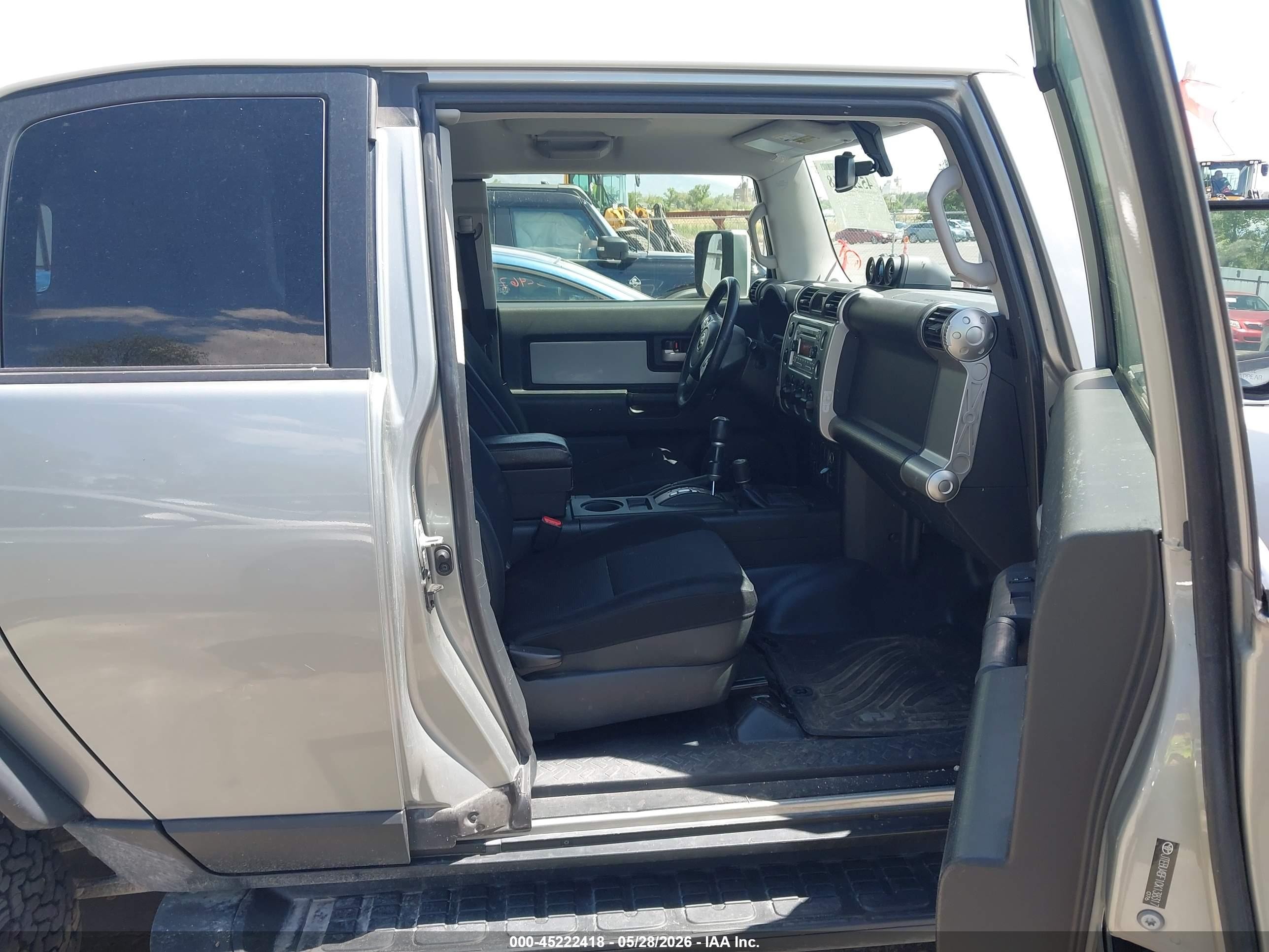 2012 Toyota Fj Cruiser   Silver vin: JTEBU4BF1CK138317