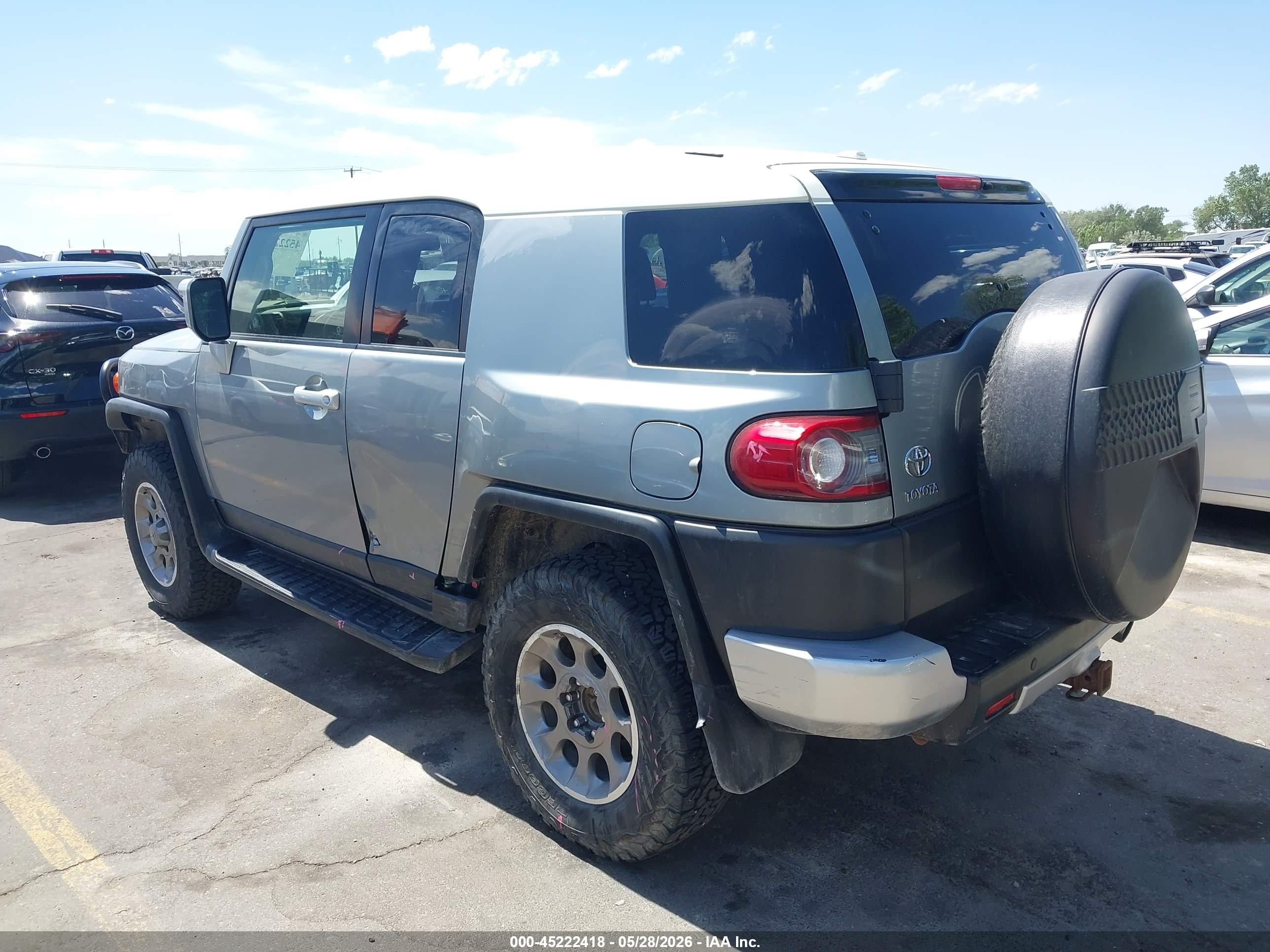 2012 Toyota Fj Cruiser   Silver vin: JTEBU4BF1CK138317