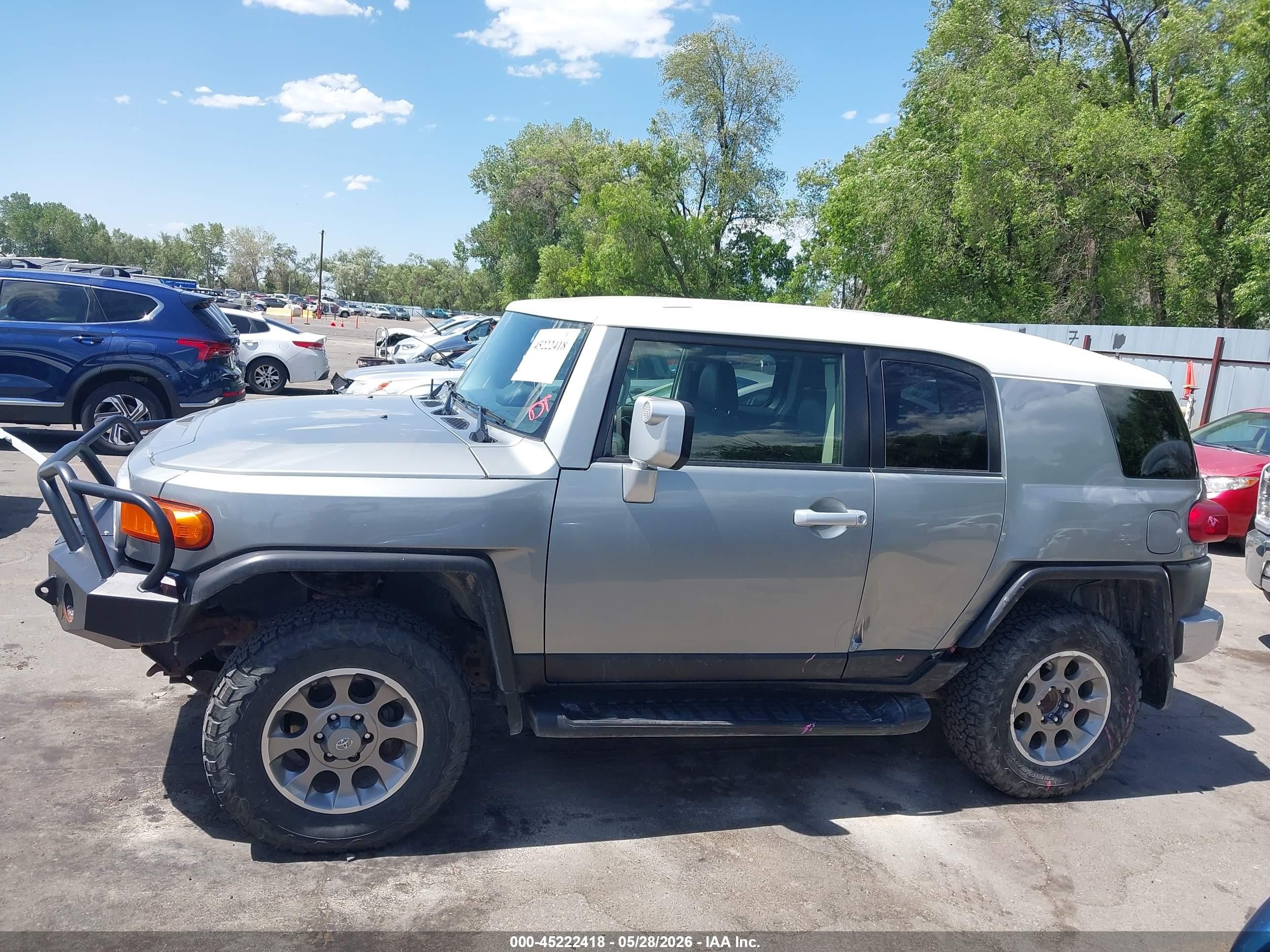2012 Toyota Fj Cruiser   Silver vin: JTEBU4BF1CK138317