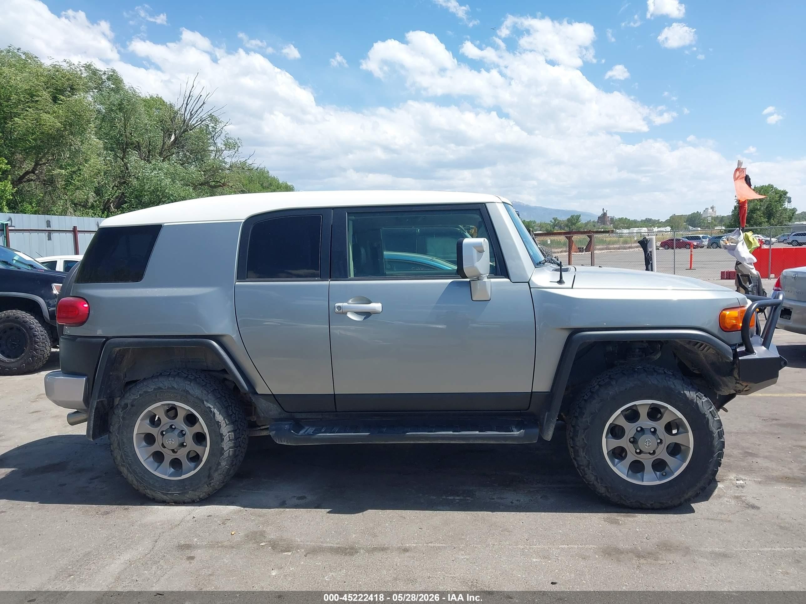 2012 Toyota Fj Cruiser   Silver vin: JTEBU4BF1CK138317