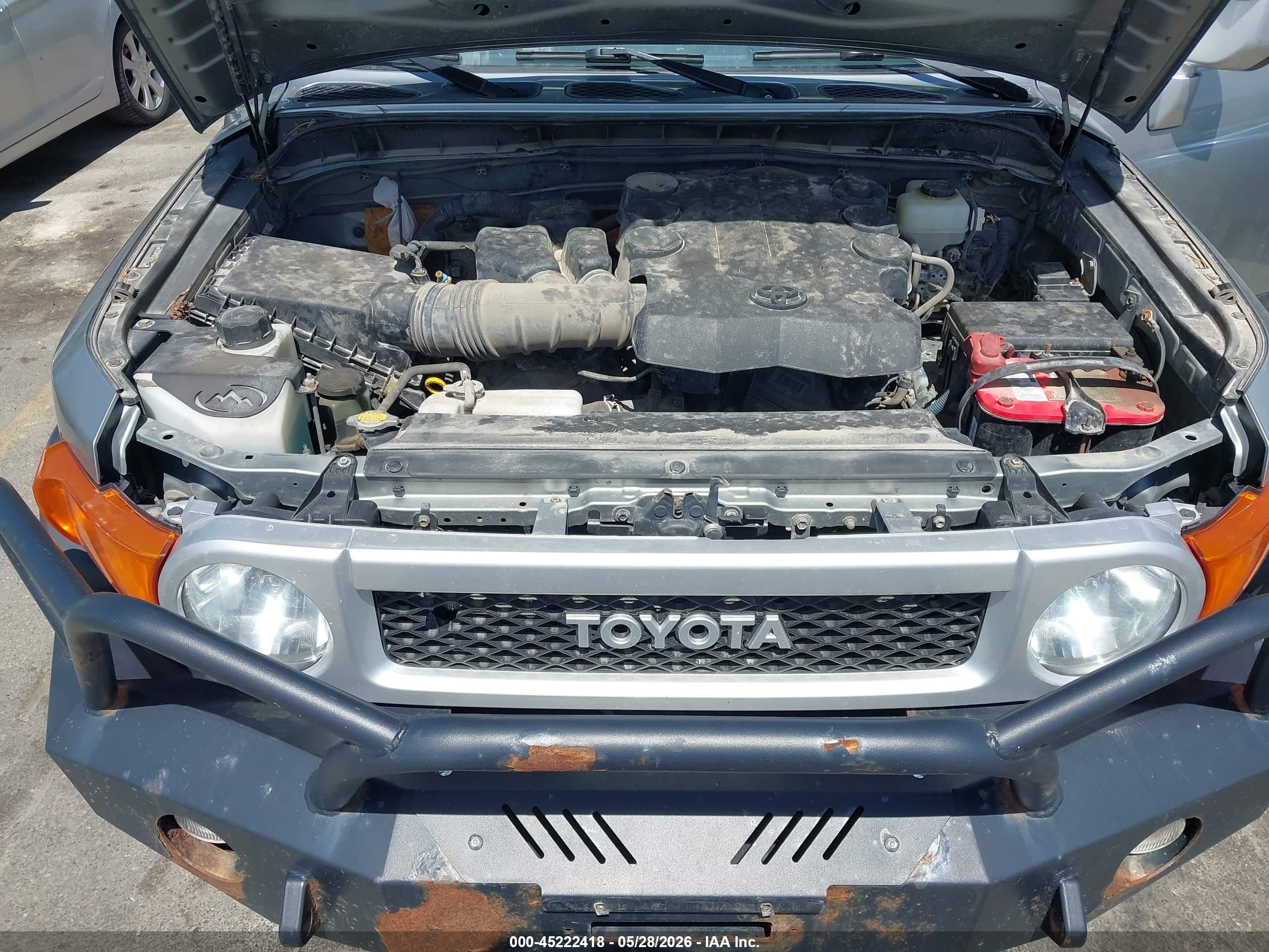 2012 Toyota Fj Cruiser   Silver vin: JTEBU4BF1CK138317
