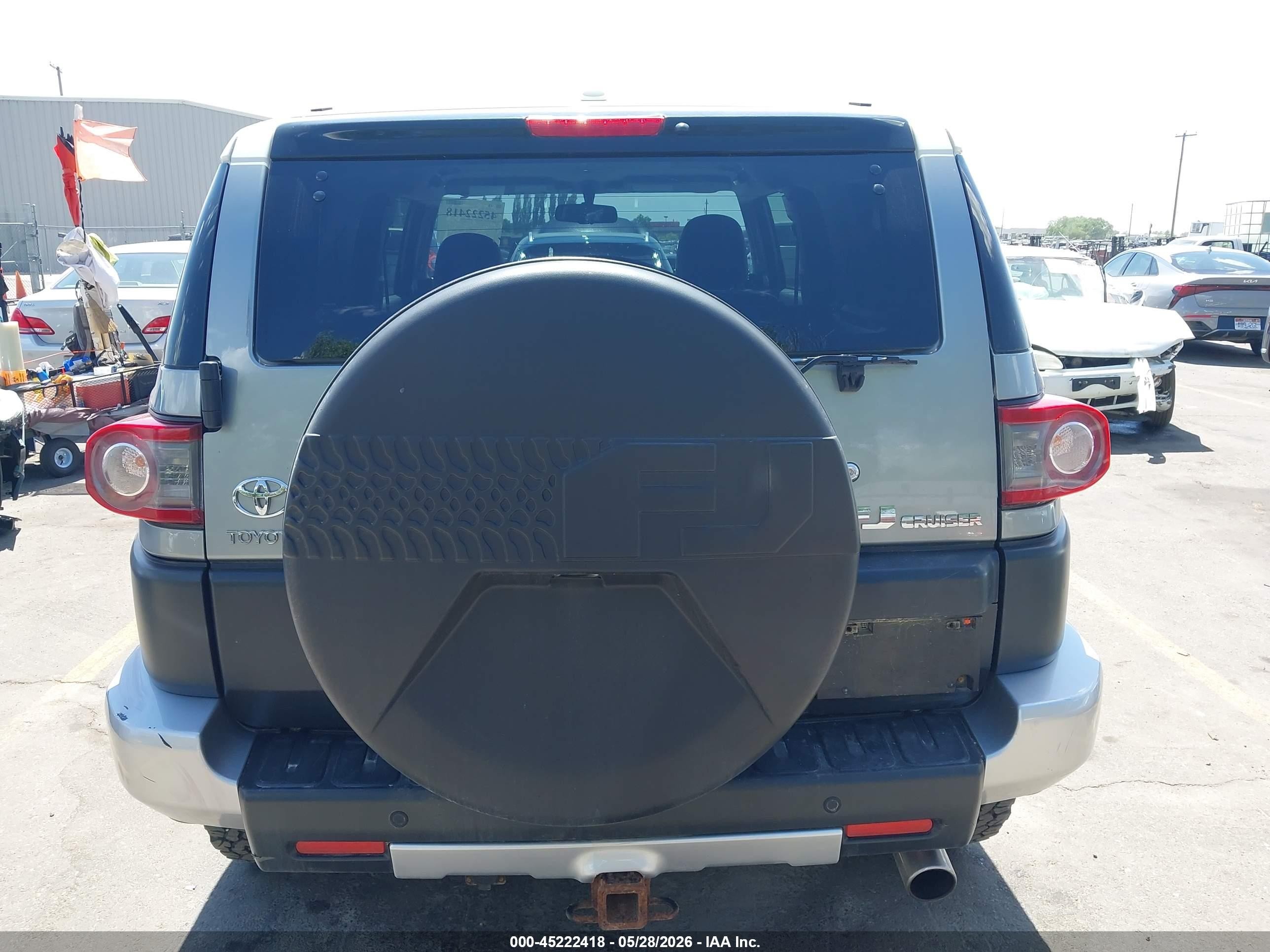 2012 Toyota Fj Cruiser   Silver vin: JTEBU4BF1CK138317