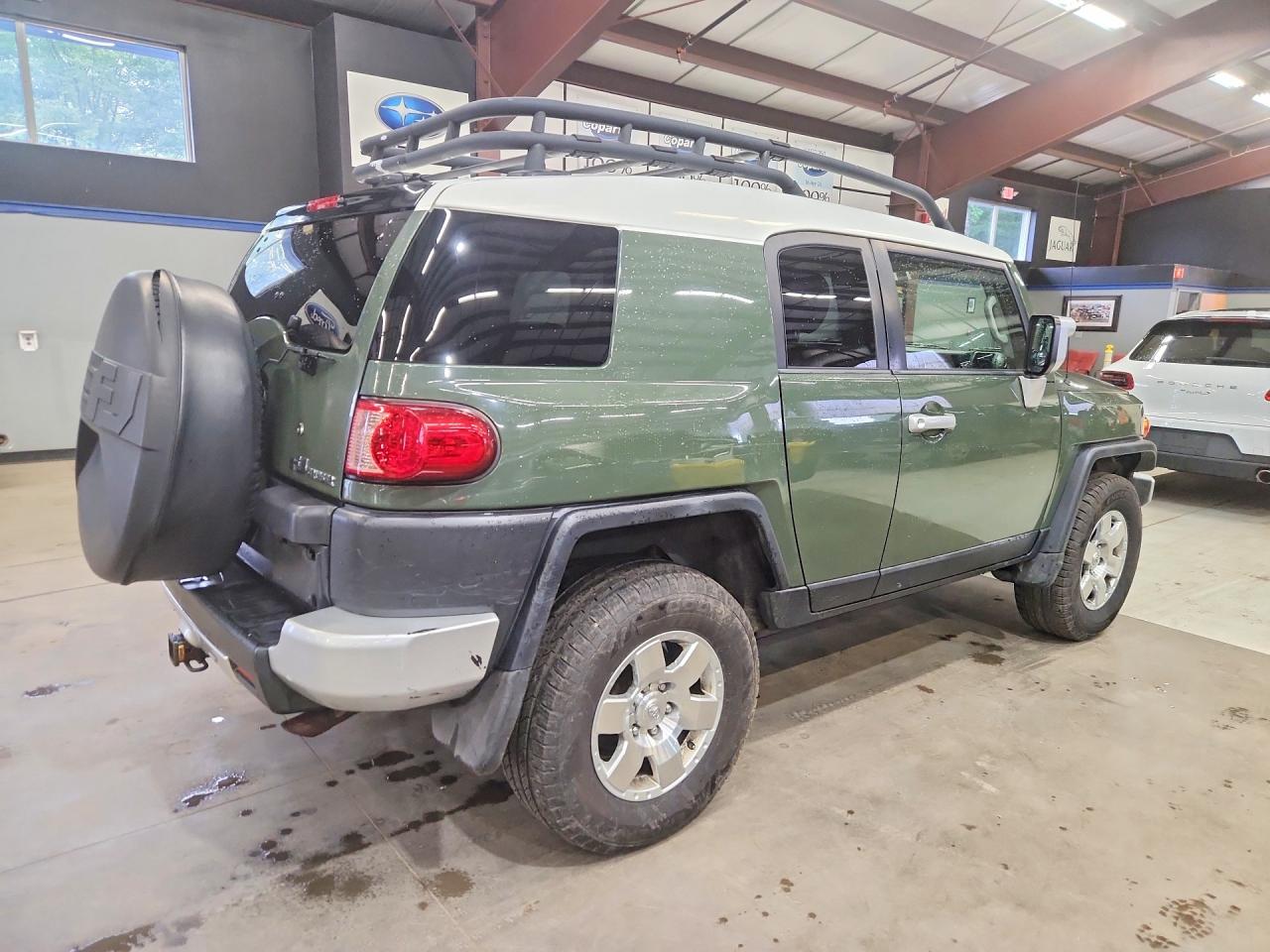 2010 Toyota Fj Cruiser Base Green vin: JTEBU4BF2AK076648