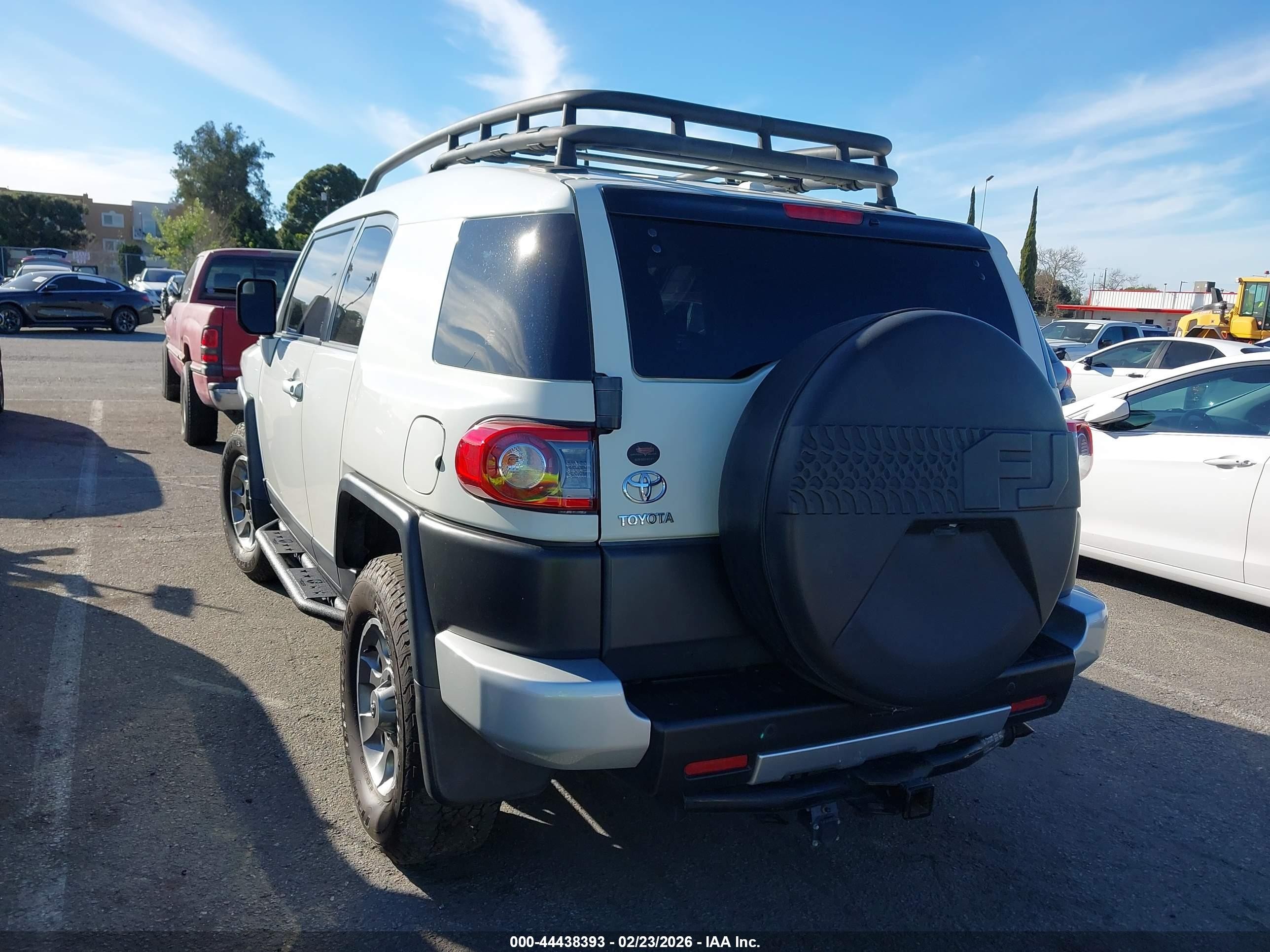 2013 Toyota Fj Cruiser   White vin: JTEBU4BF2DK150736