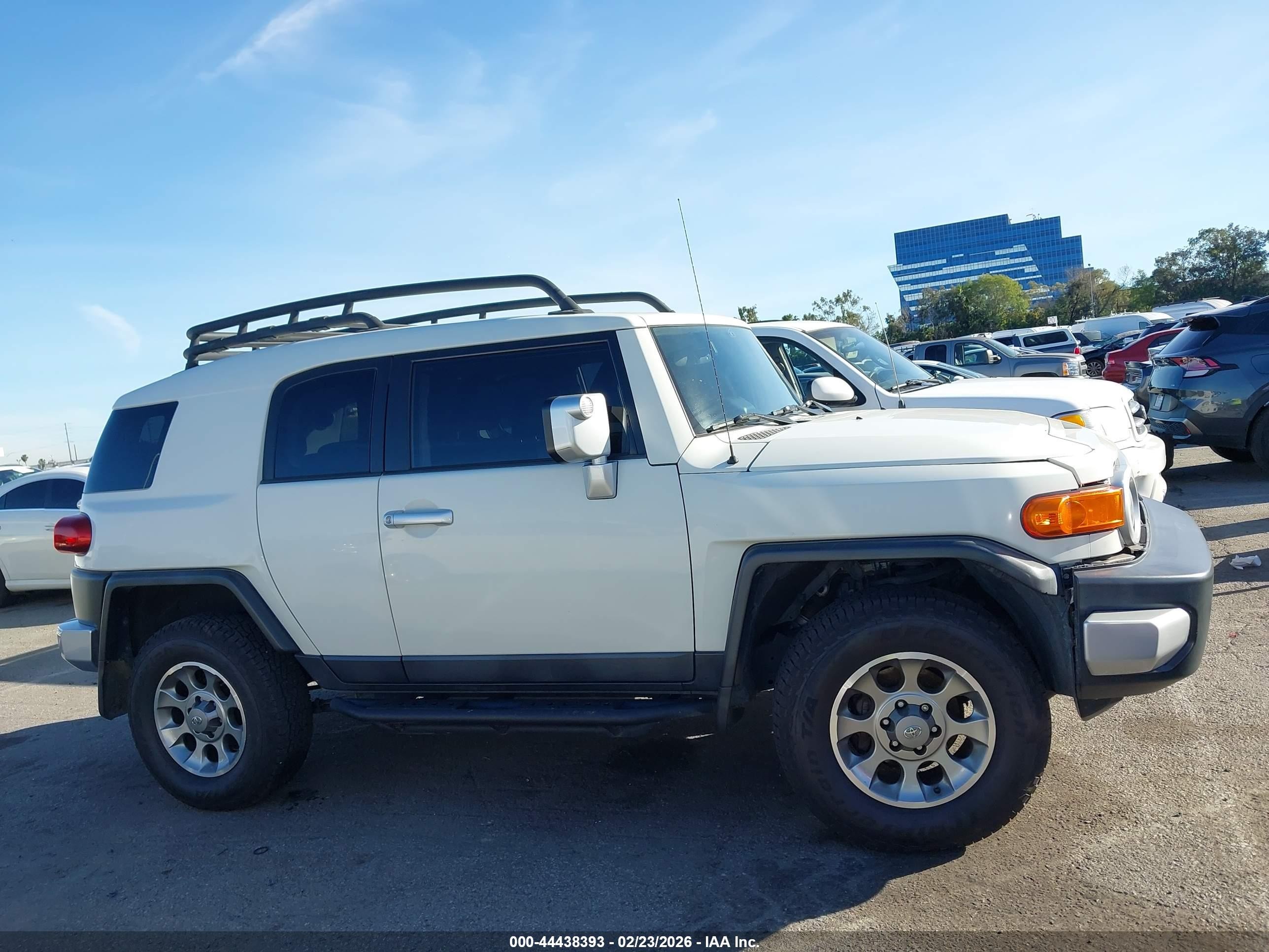 2013 Toyota Fj Cruiser   White vin: JTEBU4BF2DK150736