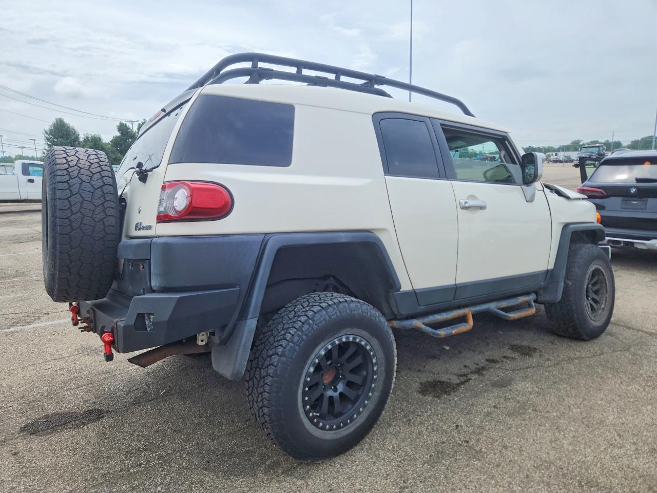 2013 Toyota Fj Cruiser Base White vin: JTEBU4BF2DK157900