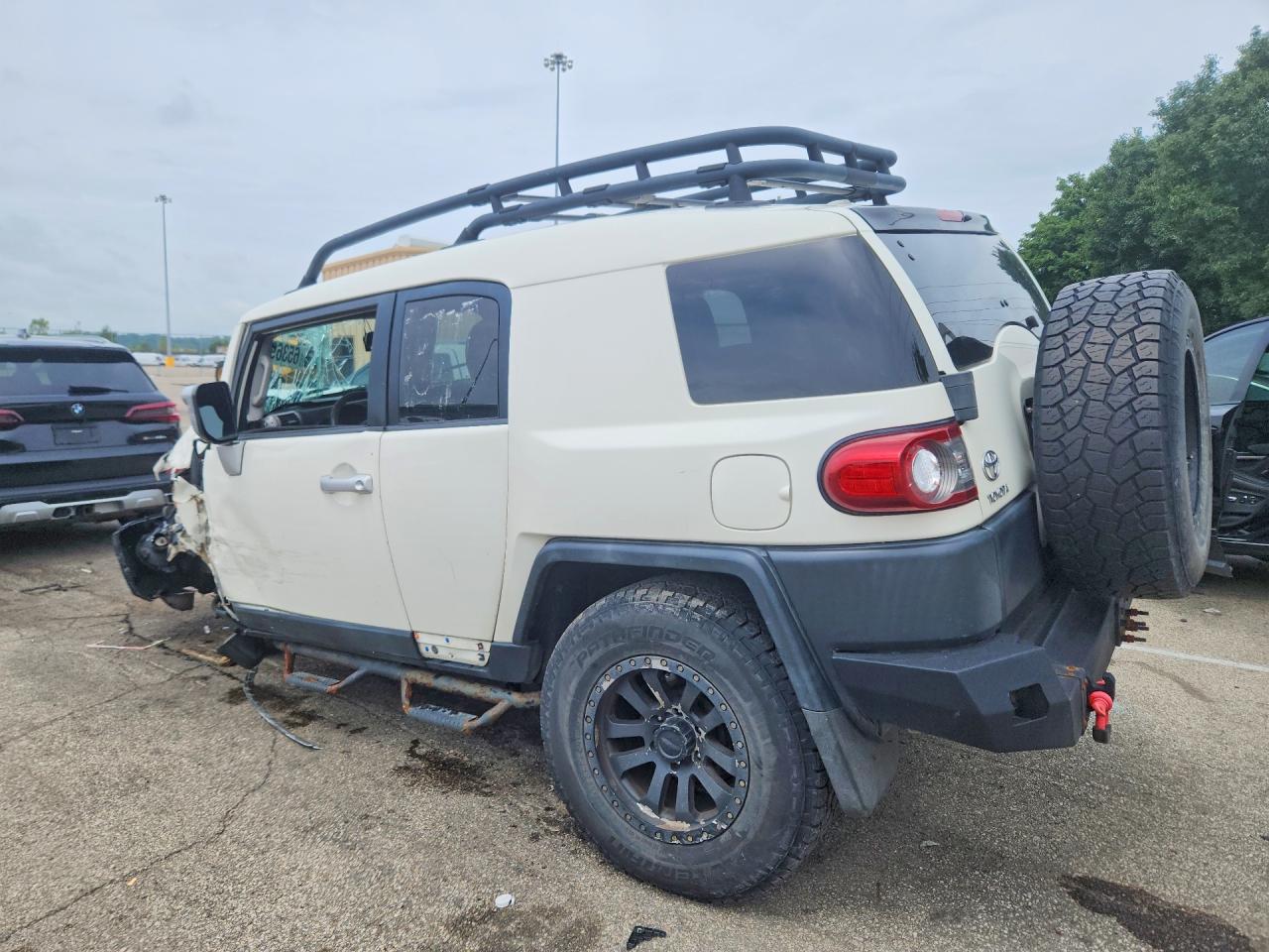 2013 Toyota Fj Cruiser Base White vin: JTEBU4BF2DK157900