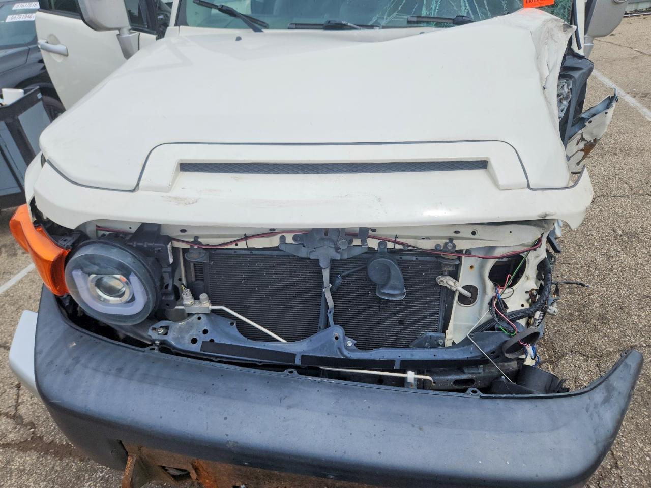 2013 Toyota Fj Cruiser Base White vin: JTEBU4BF2DK157900