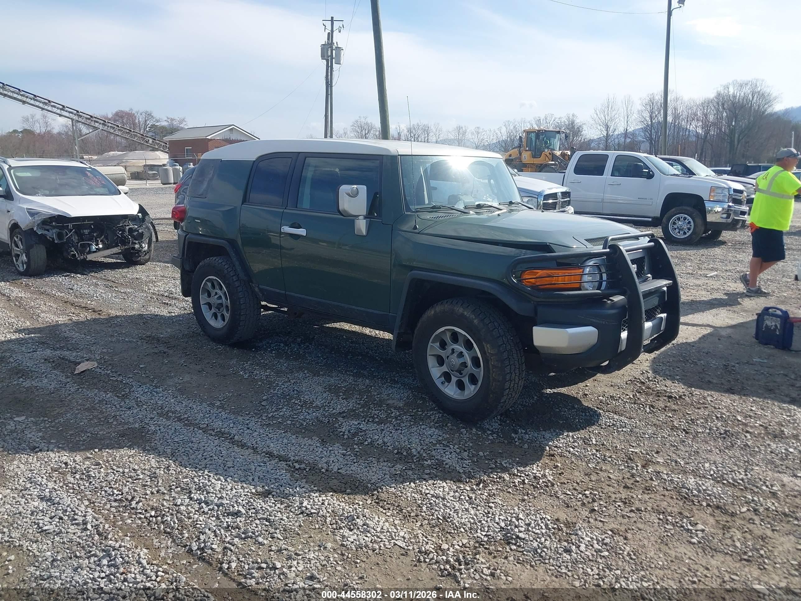 2013 Toyota Fj Cruiser   Зеленый vin: JTEBU4BF2DK159761