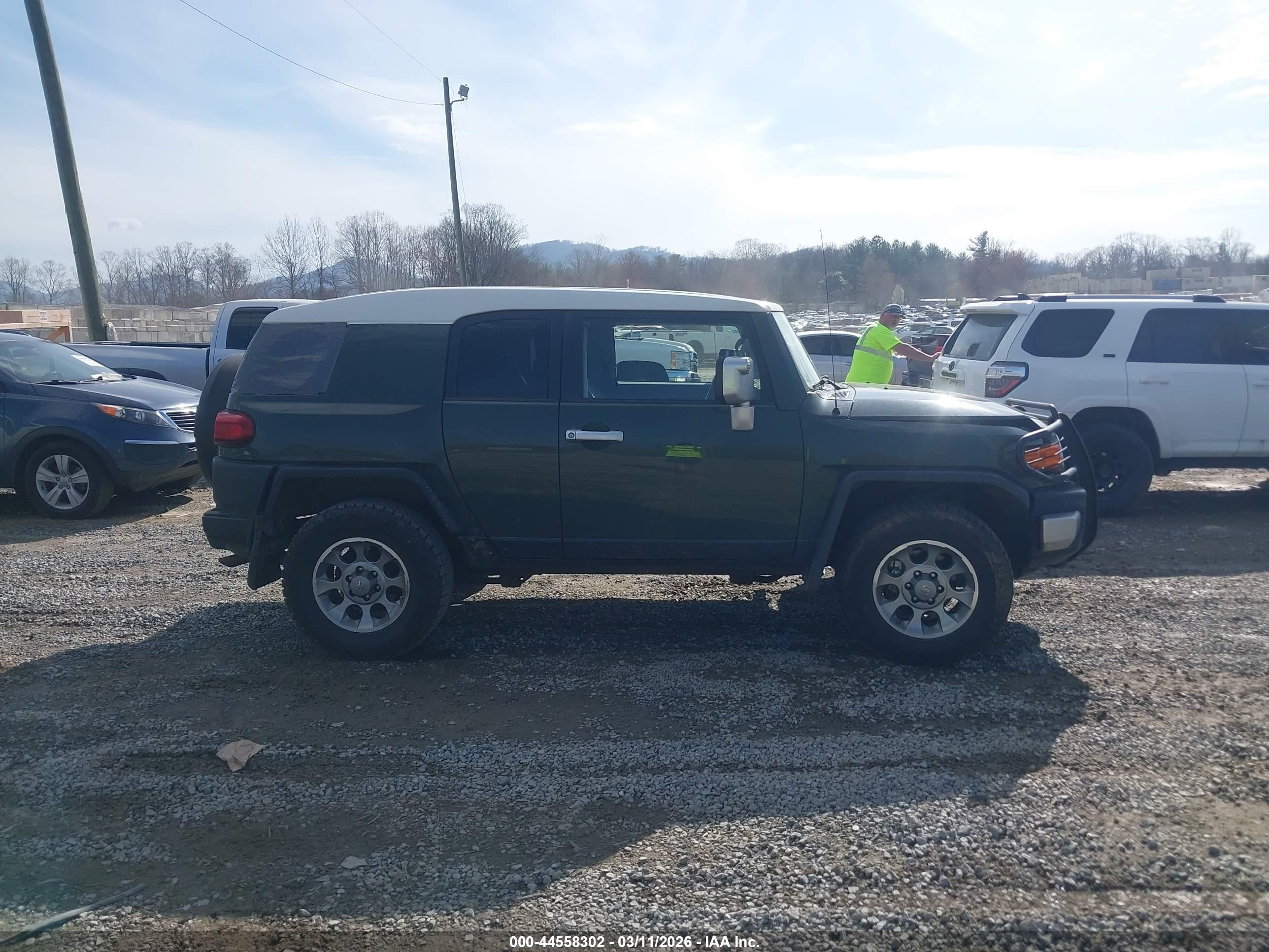 2013 Toyota Fj Cruiser   Green vin: JTEBU4BF2DK159761