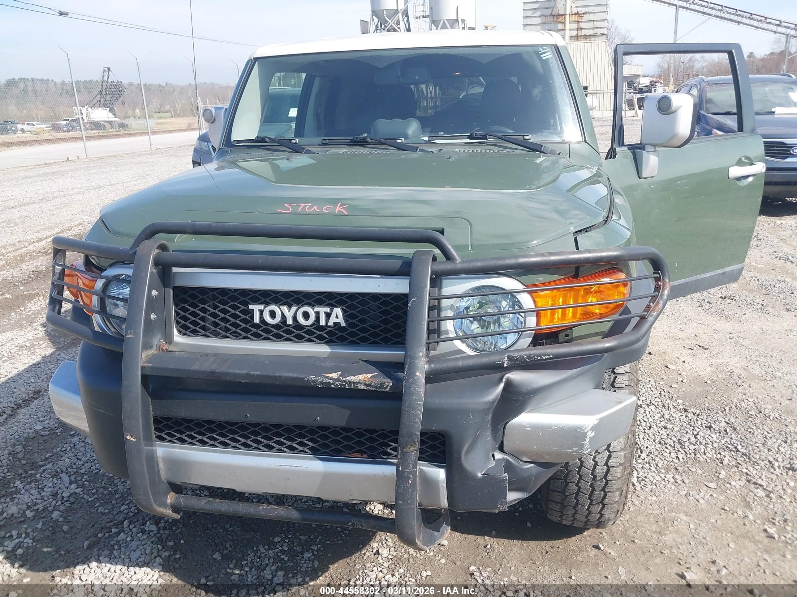 2013 Toyota Fj Cruiser   Green vin: JTEBU4BF2DK159761