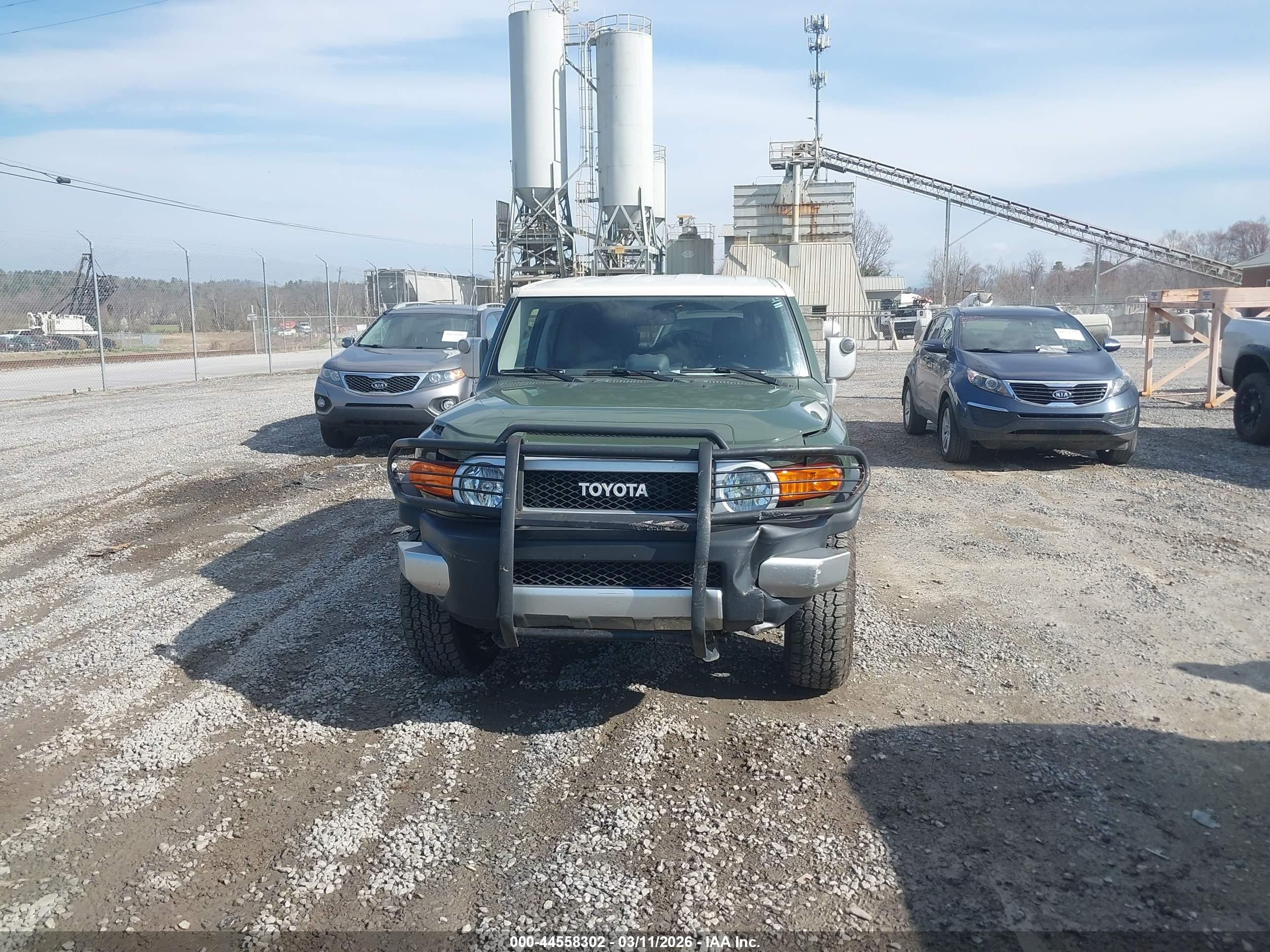 2013 Toyota Fj Cruiser   Green vin: JTEBU4BF2DK159761