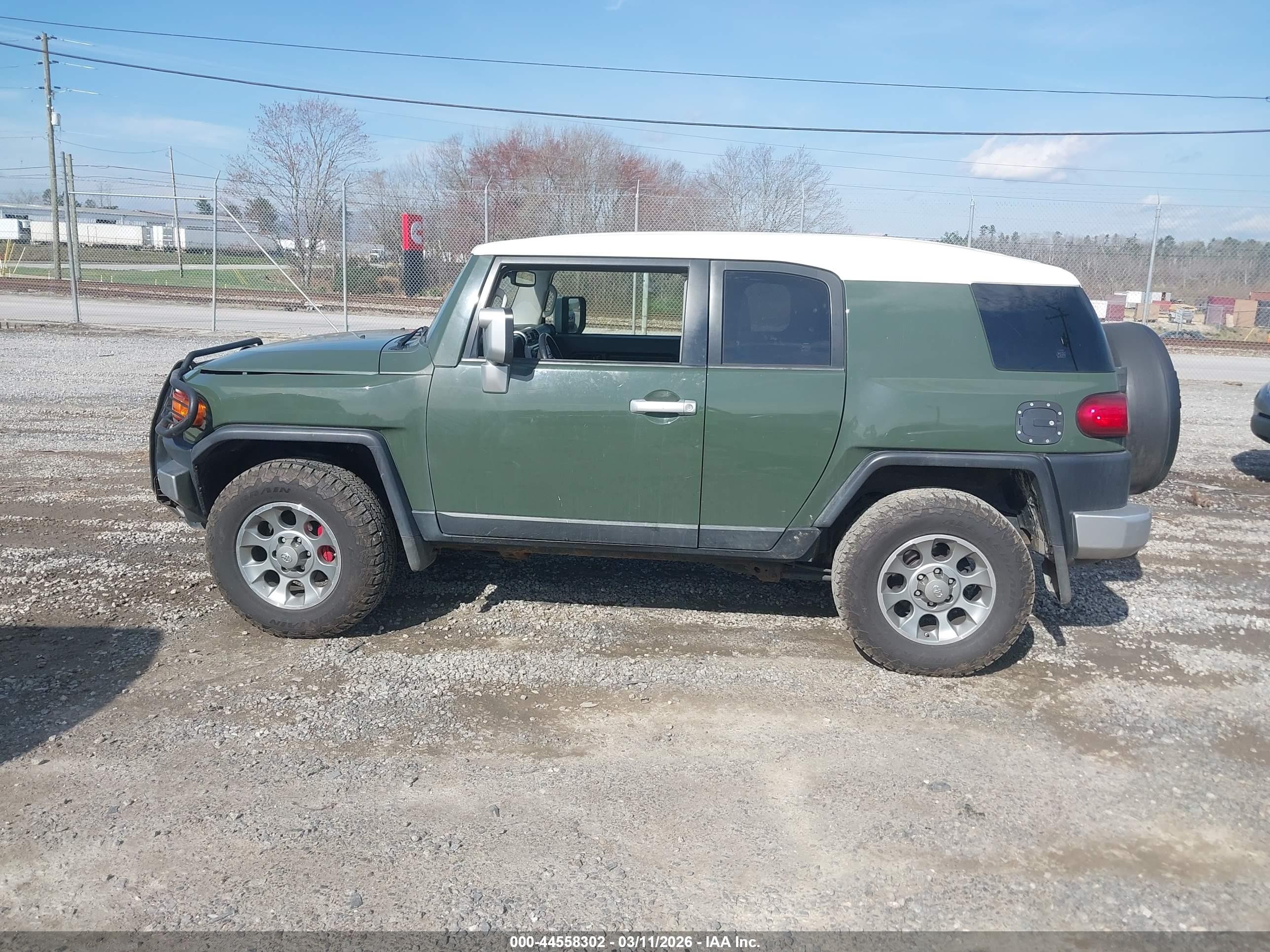 2013 Toyota Fj Cruiser   Green vin: JTEBU4BF2DK159761