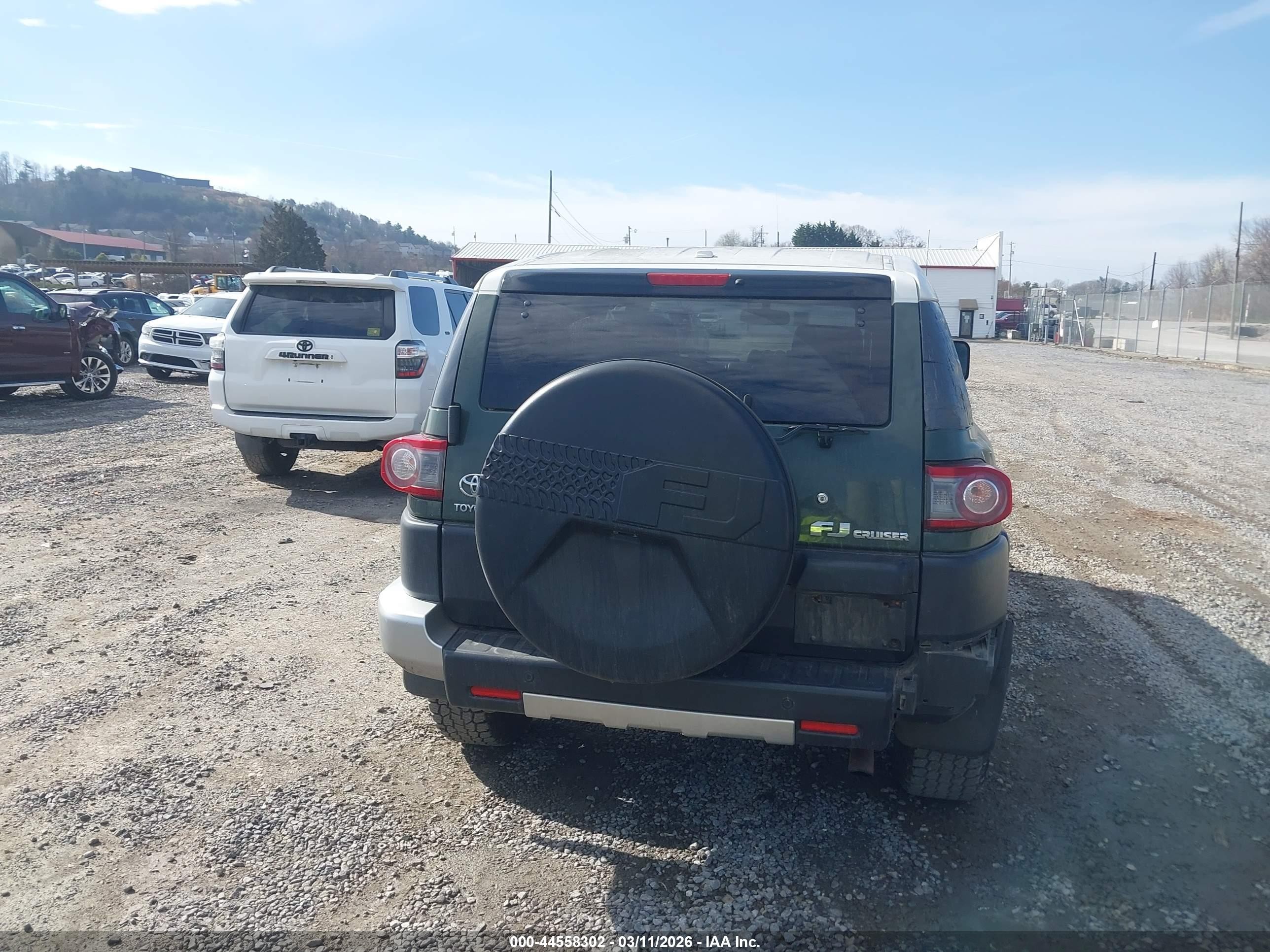 2013 Toyota Fj Cruiser   Green vin: JTEBU4BF2DK159761