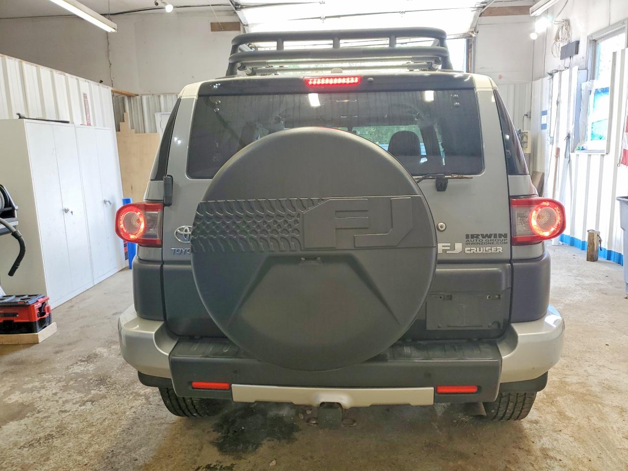 2014 Toyota Fj Cruiser Base Серебряный vin: JTEBU4BF3EK186792