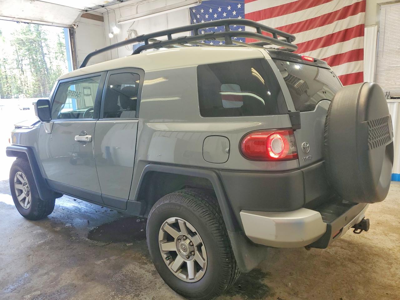 2014 Toyota Fj Cruiser Base Серебряный vin: JTEBU4BF3EK186792