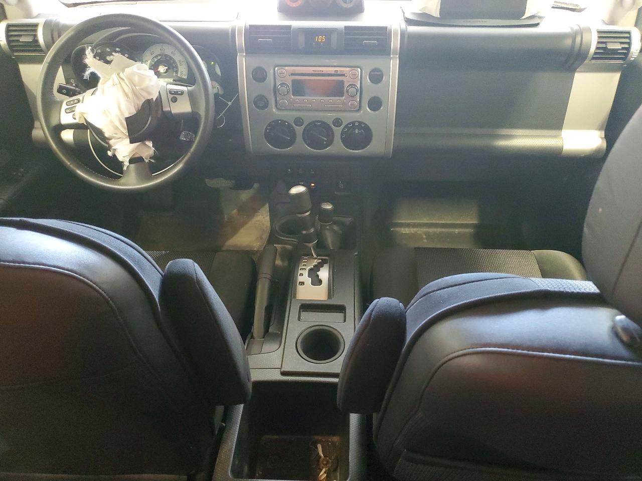 2014 Toyota Fj Cruiser Base Серебряный vin: JTEBU4BF3EK186792