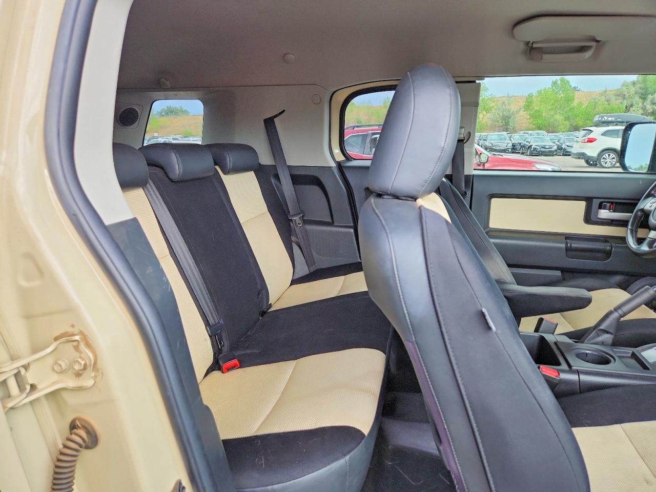 2010 Toyota Fj Cruiser Base Beige vin: JTEBU4BF4AK077171