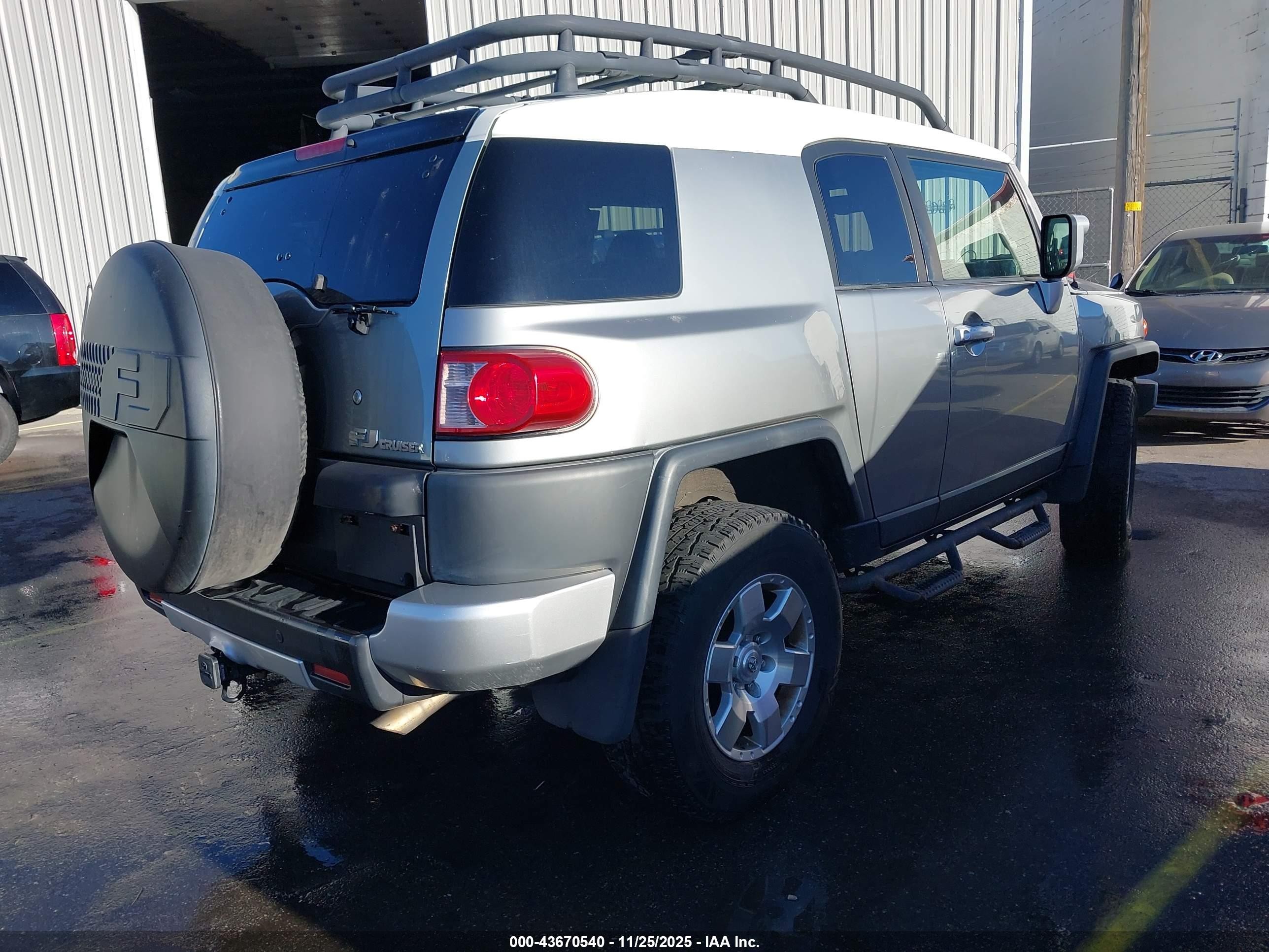 2010 Toyota Fj Cruiser   Silver vin: JTEBU4BF4AK092771