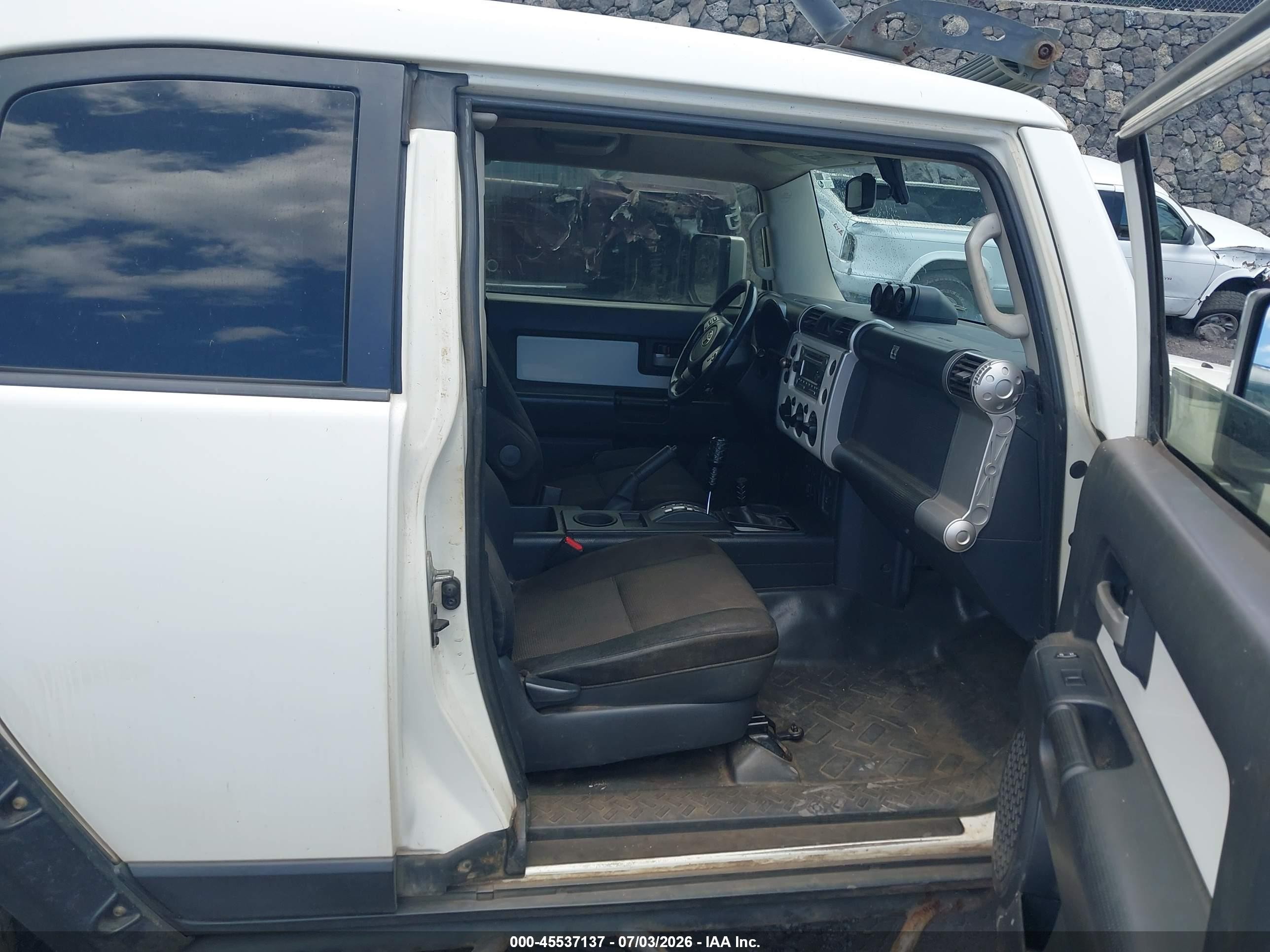 2012 Toyota Fj Cruiser   White vin: JTEBU4BF4CK131491