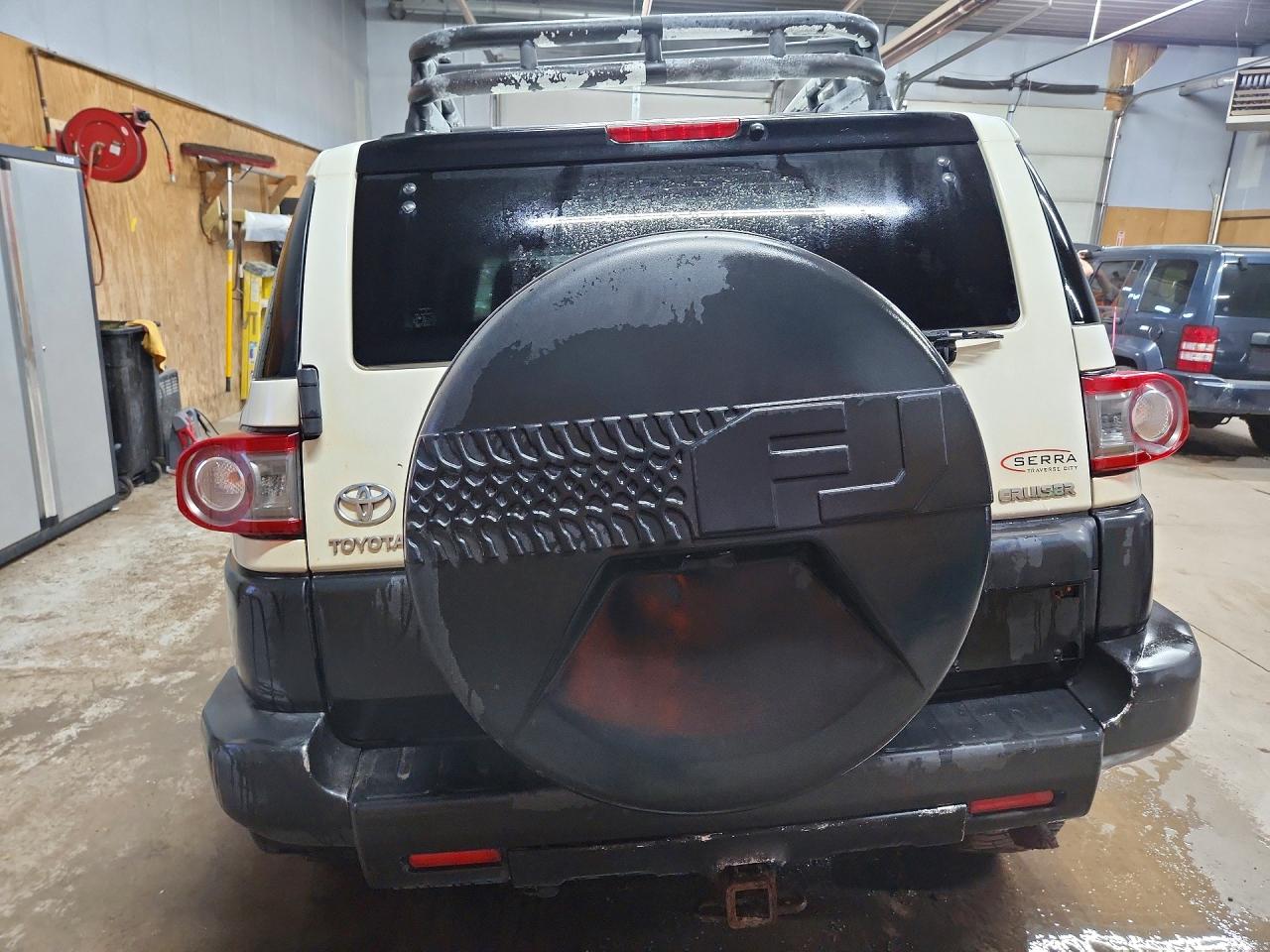 2014 Toyota Fj Cruiser Base Белый vin: JTEBU4BF4EK187563