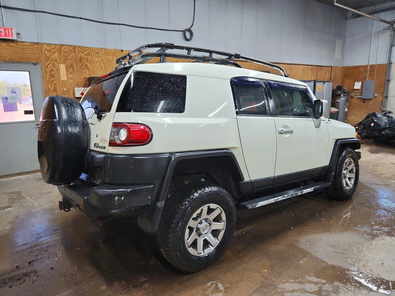 2014 Toyota Fj Cruiser Base Белый vin: JTEBU4BF4EK187563