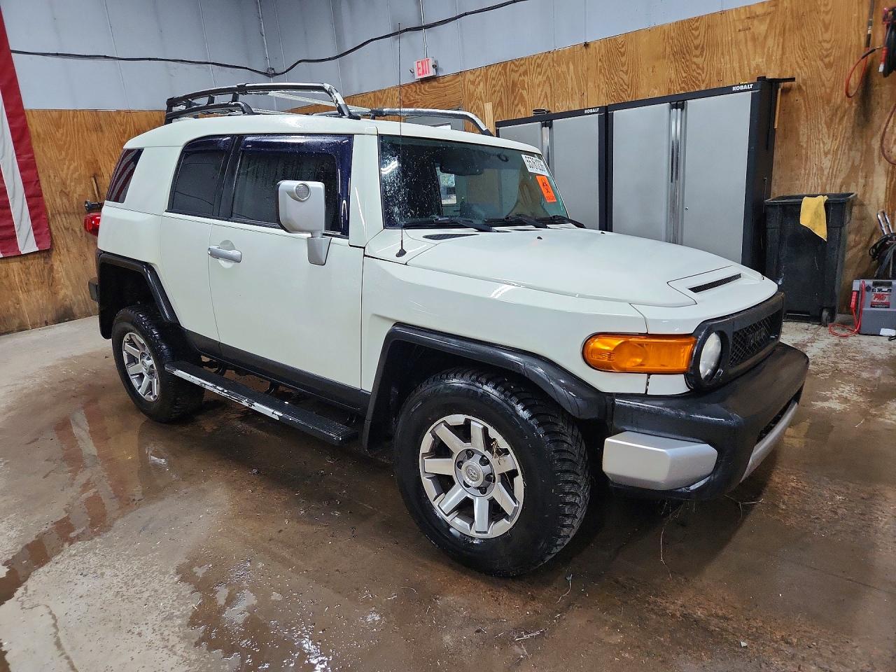 2014 Toyota Fj Cruiser Base Белый vin: JTEBU4BF4EK187563