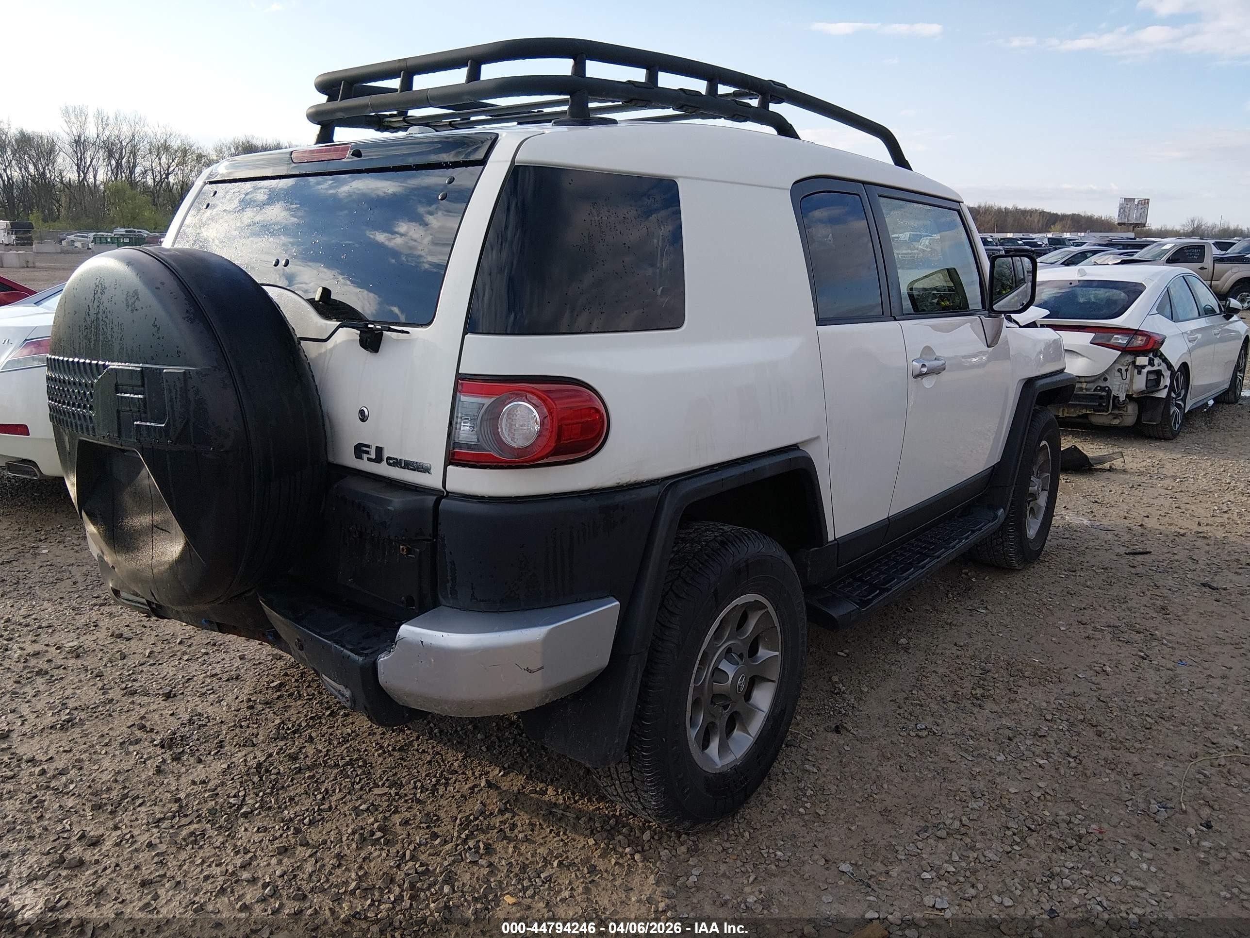 2013 Toyota Fj Cruiser   Белый vin: JTEBU4BF5DK169913