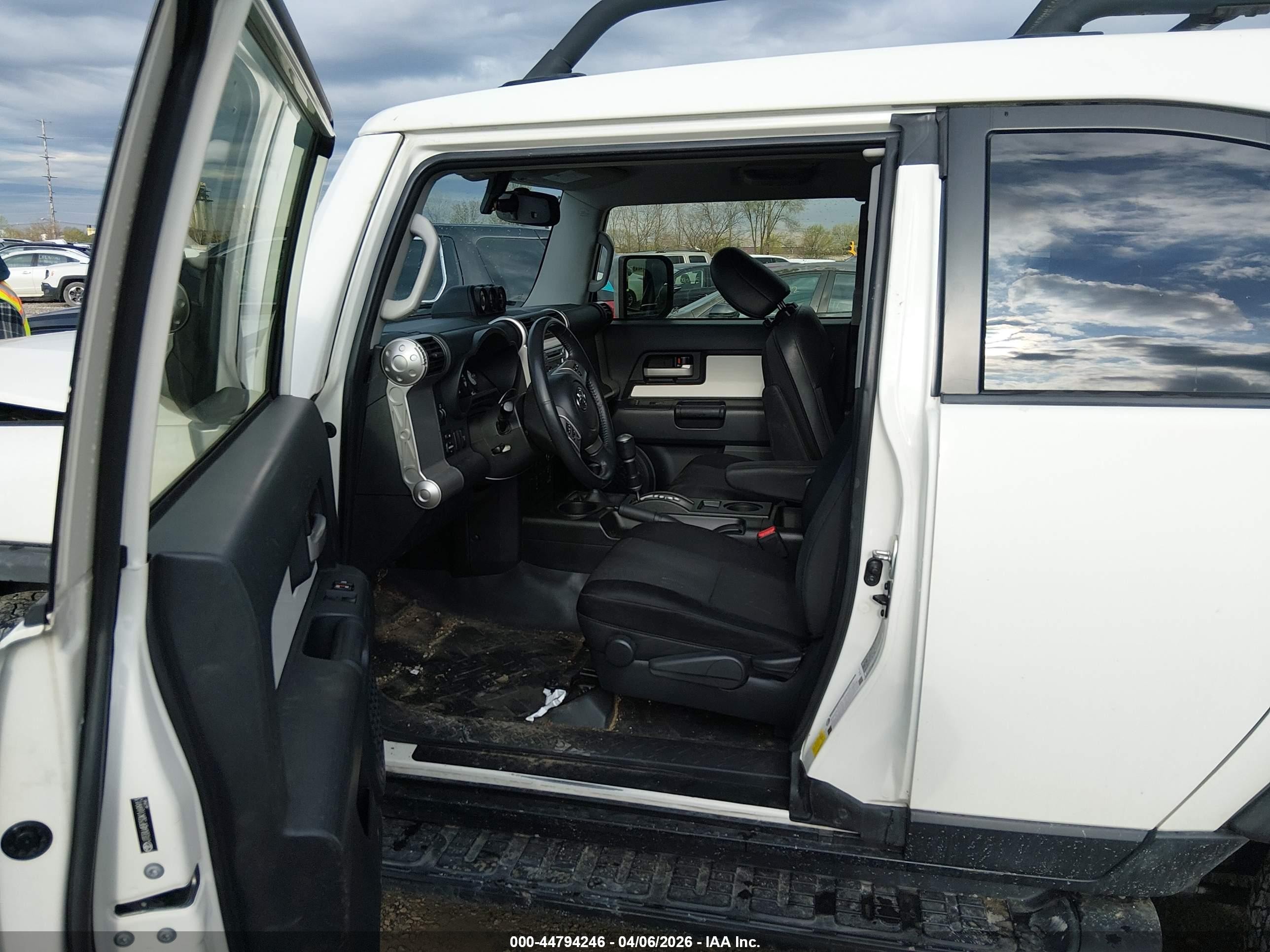 2013 Toyota Fj Cruiser   Белый vin: JTEBU4BF5DK169913