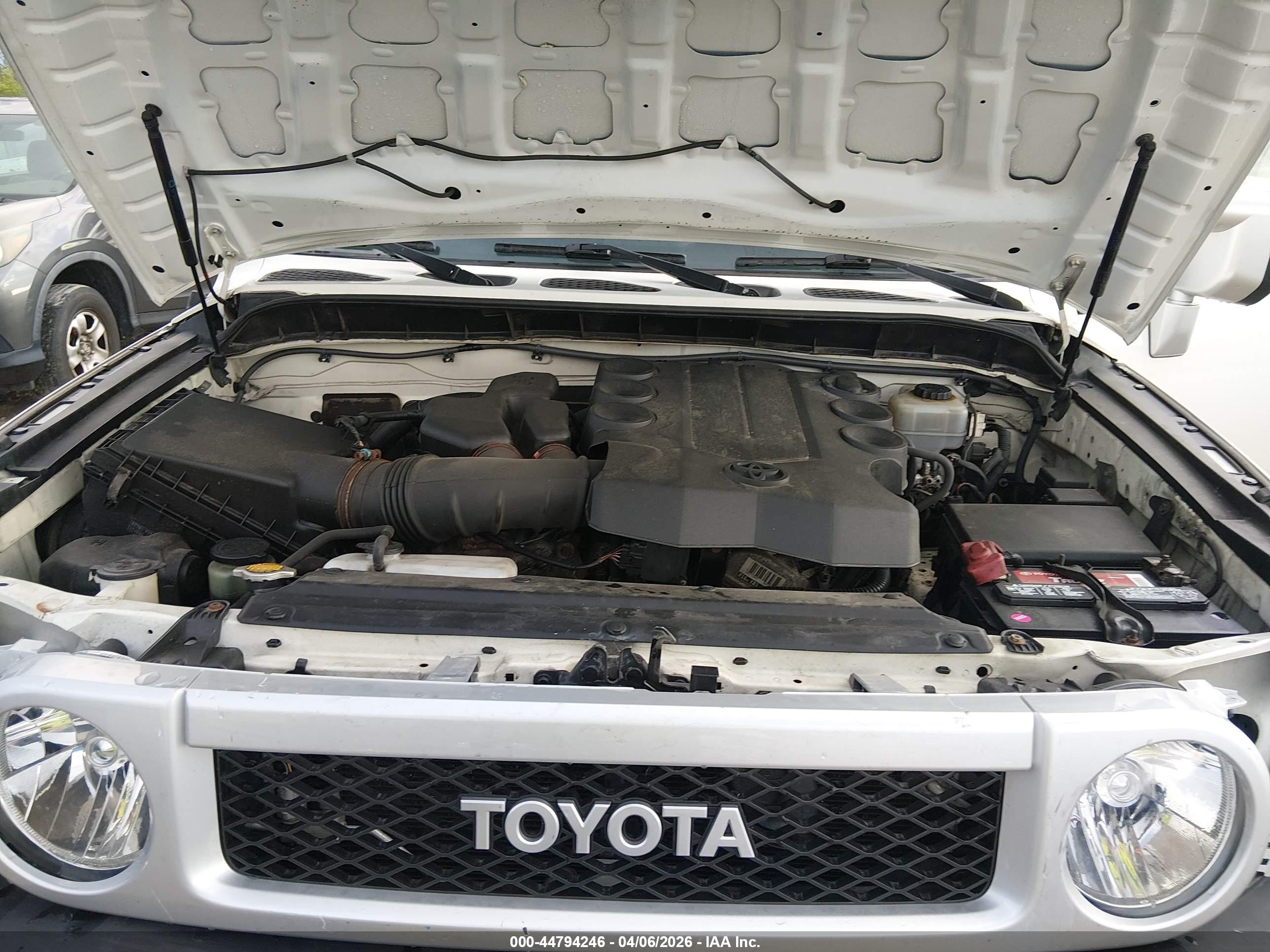 2013 Toyota Fj Cruiser   Белый vin: JTEBU4BF5DK169913