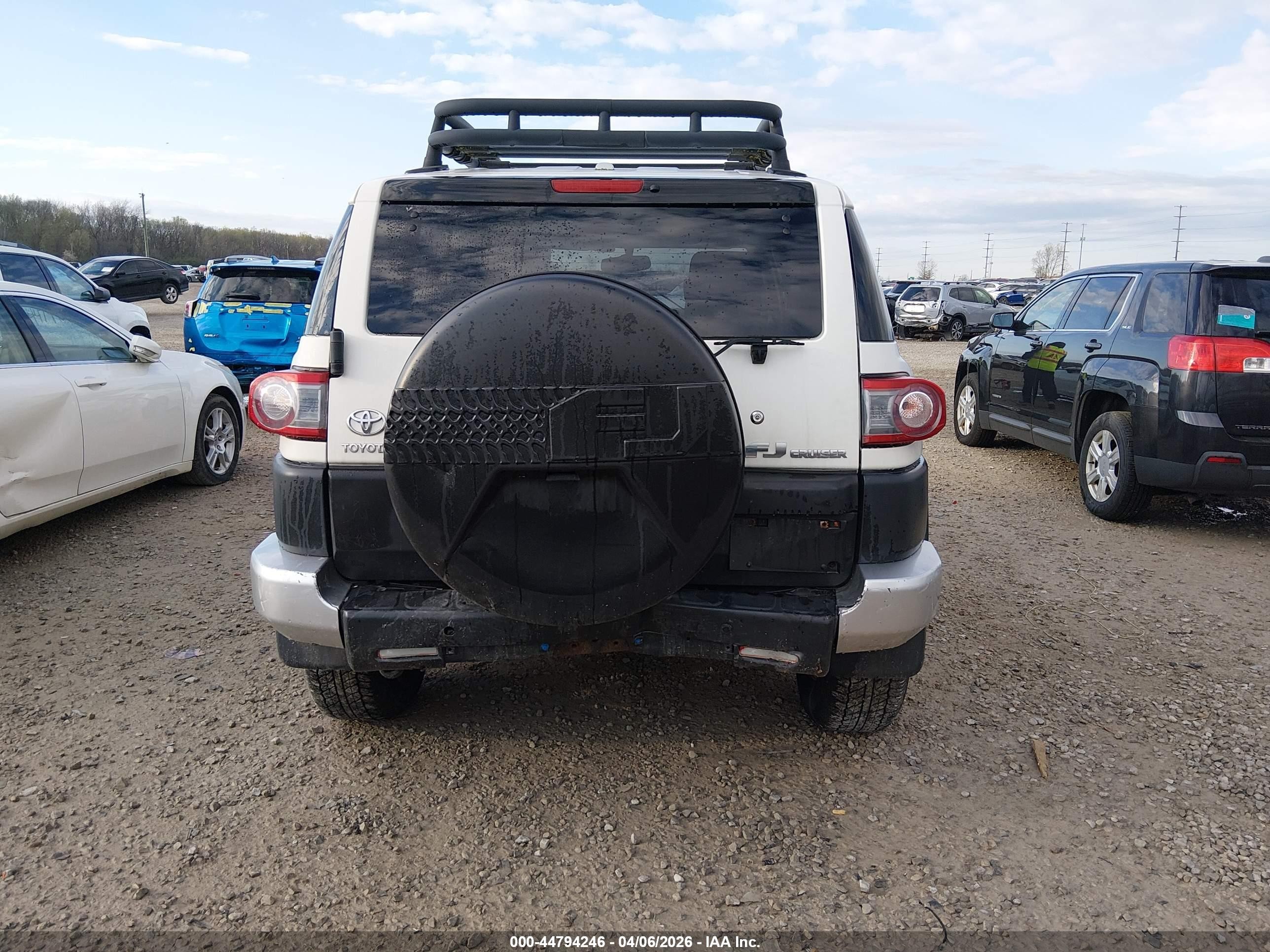 2013 Toyota Fj Cruiser   Белый vin: JTEBU4BF5DK169913